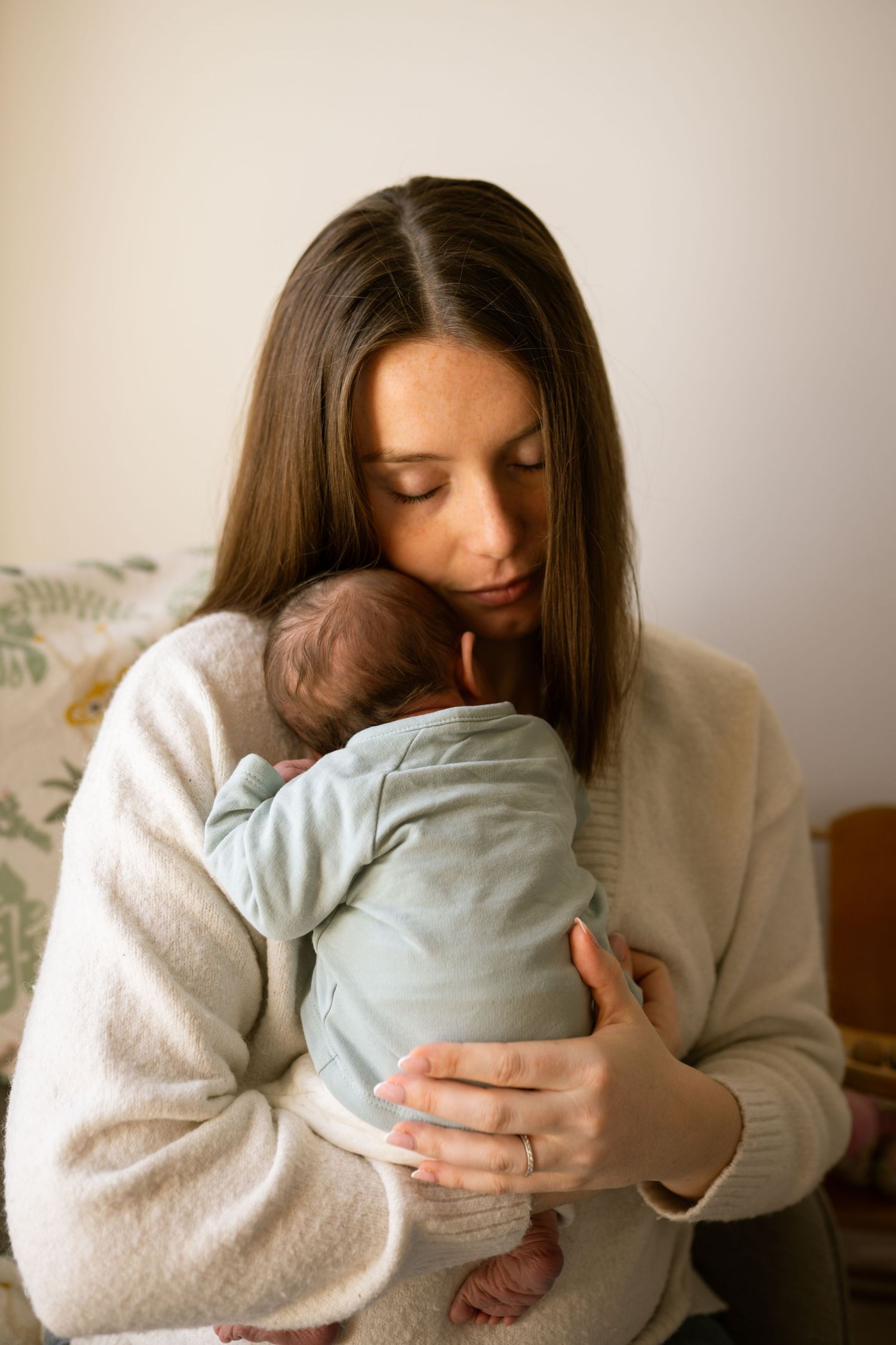 seance photo naissance et famille avec un bébé qui câline sa maman à Marseille