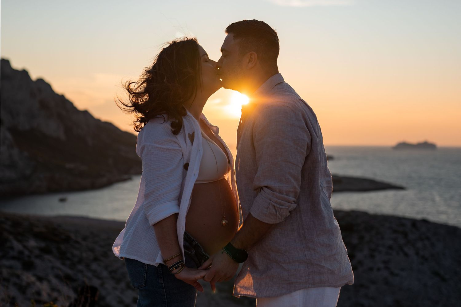 seance photo grossesse aux Goudes au coucher du soleil avec le papa