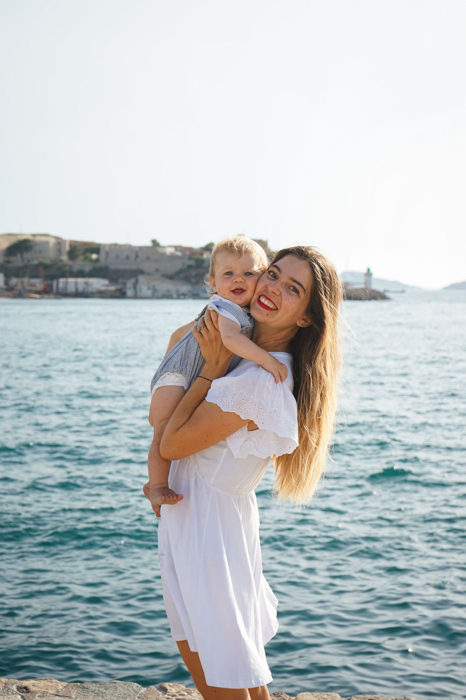 seance photo famille avec bébé en bord de mer à marseille, câlin entre maman et bébé