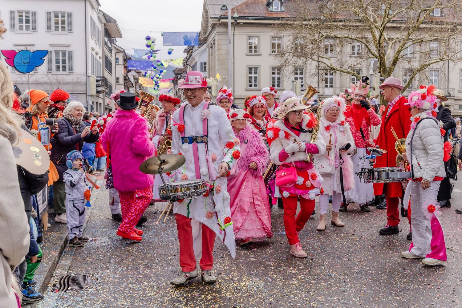 Een optocht in de stad met feestvierende mensen die muziek spelen
