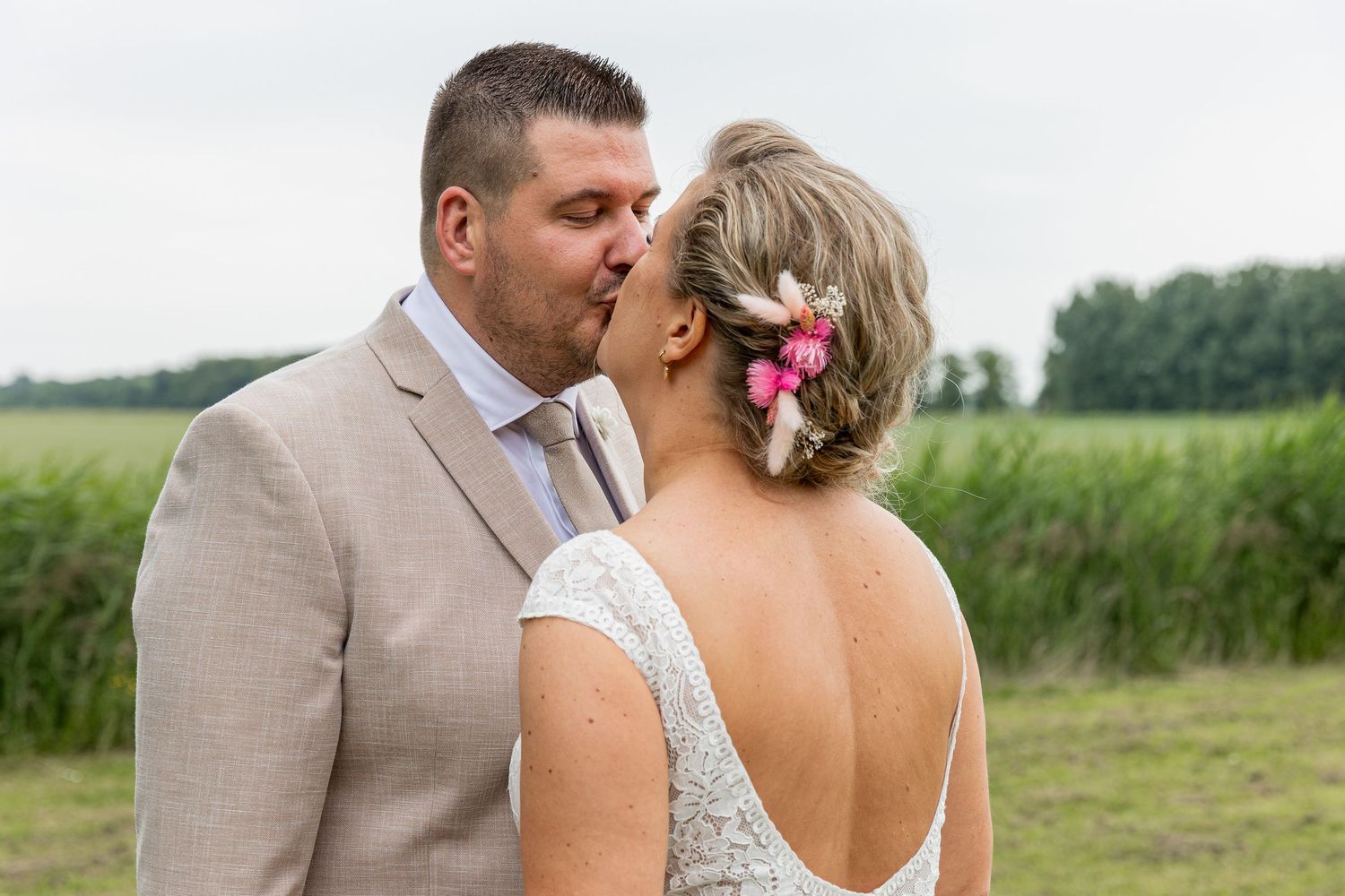 The kiss at the first look of the bride and groom