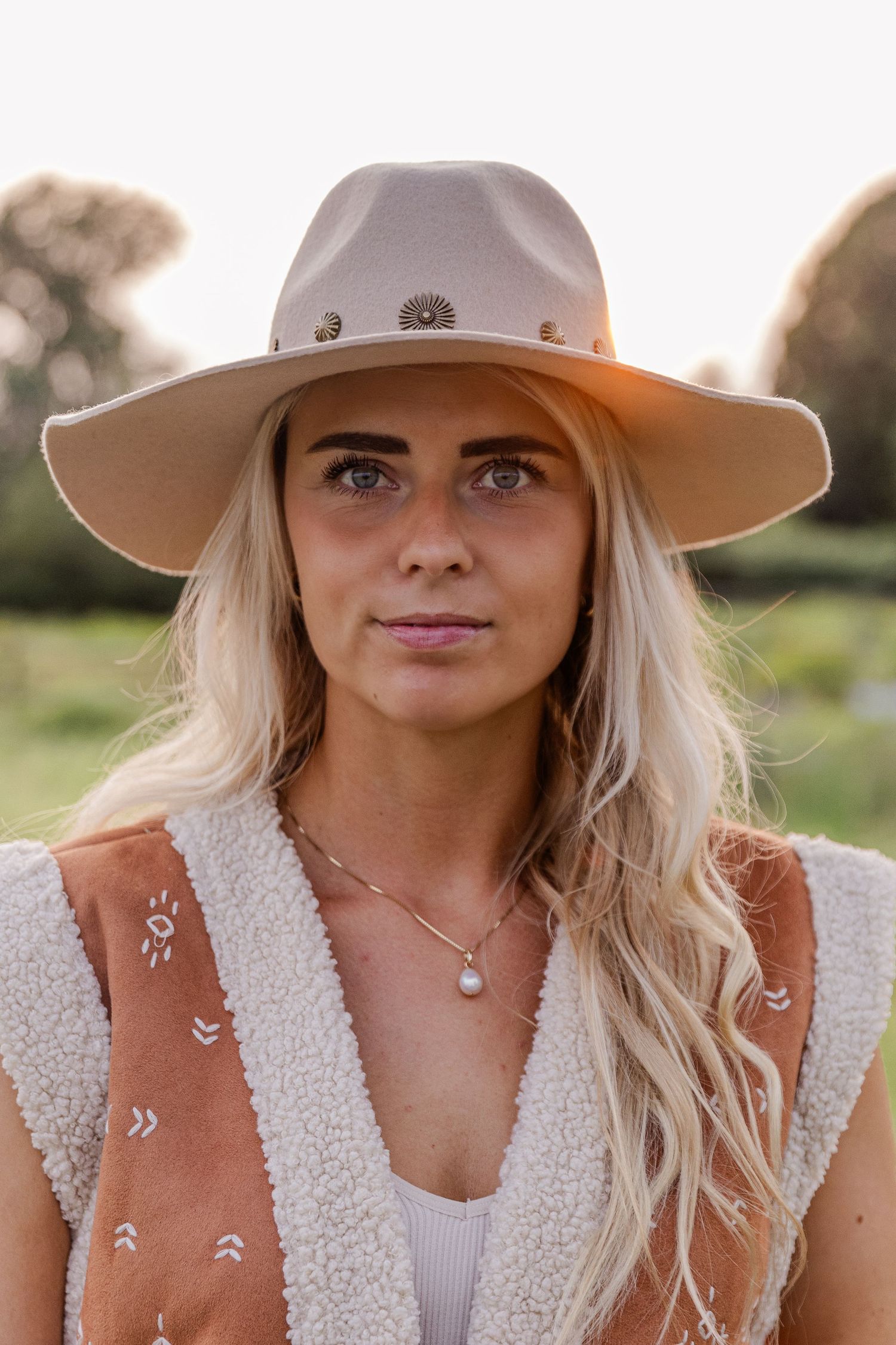 Portrait photo in cowboy style during a lifestyle golden hour shoot in Drenthe