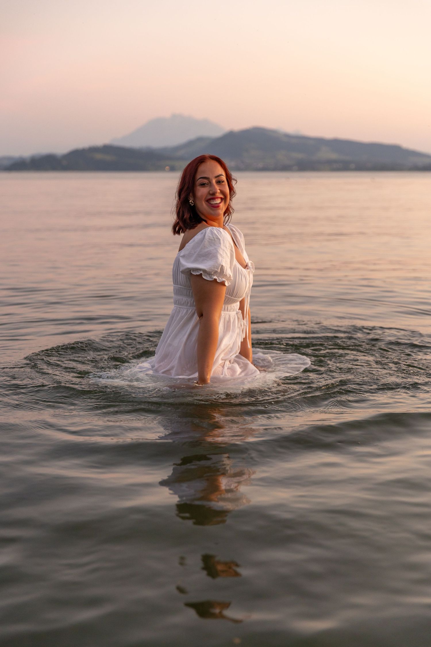 Summer evening lifestyle watershoot in Switzerland during golden hour