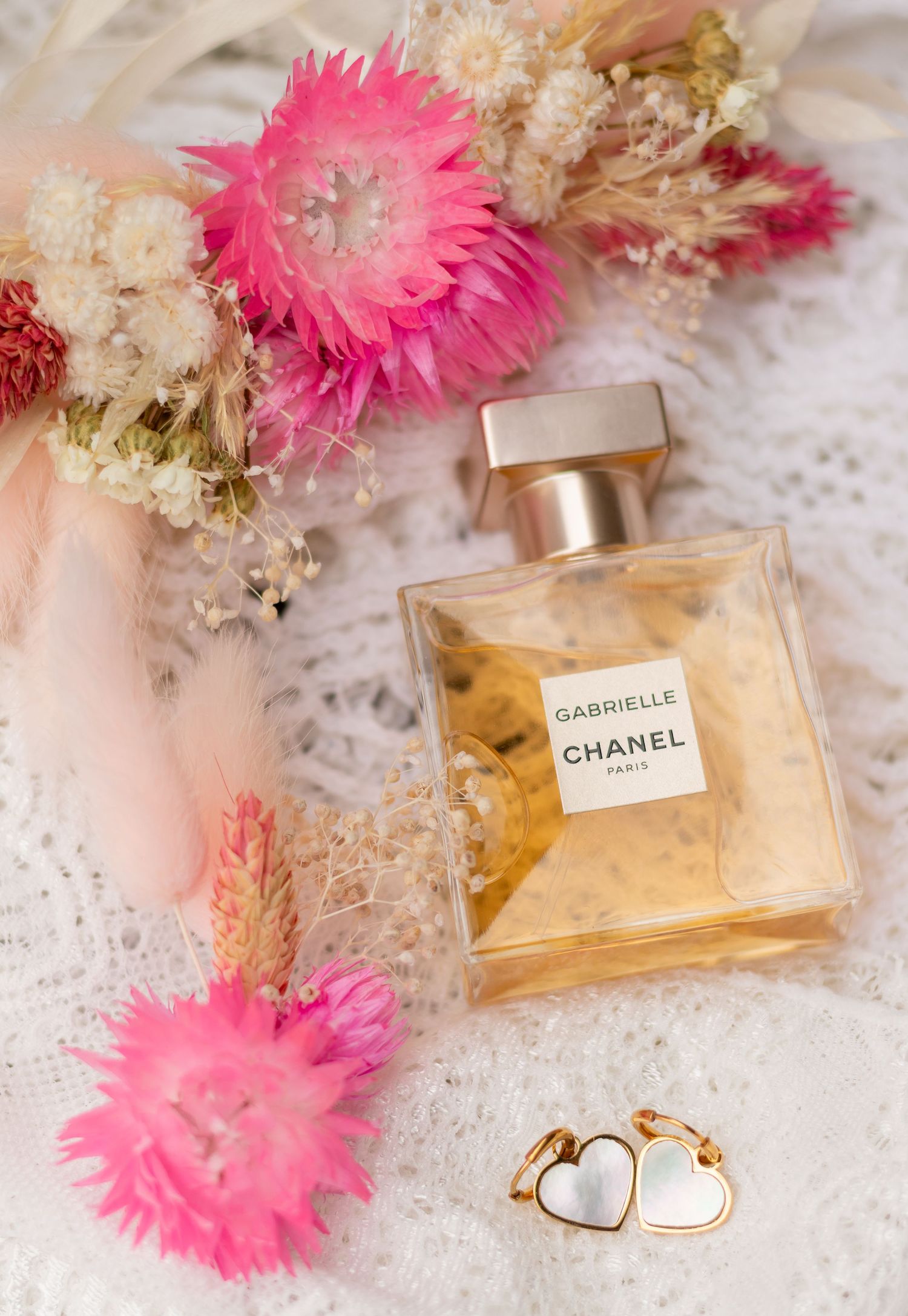 Details of the jewelry and perfume of the bride