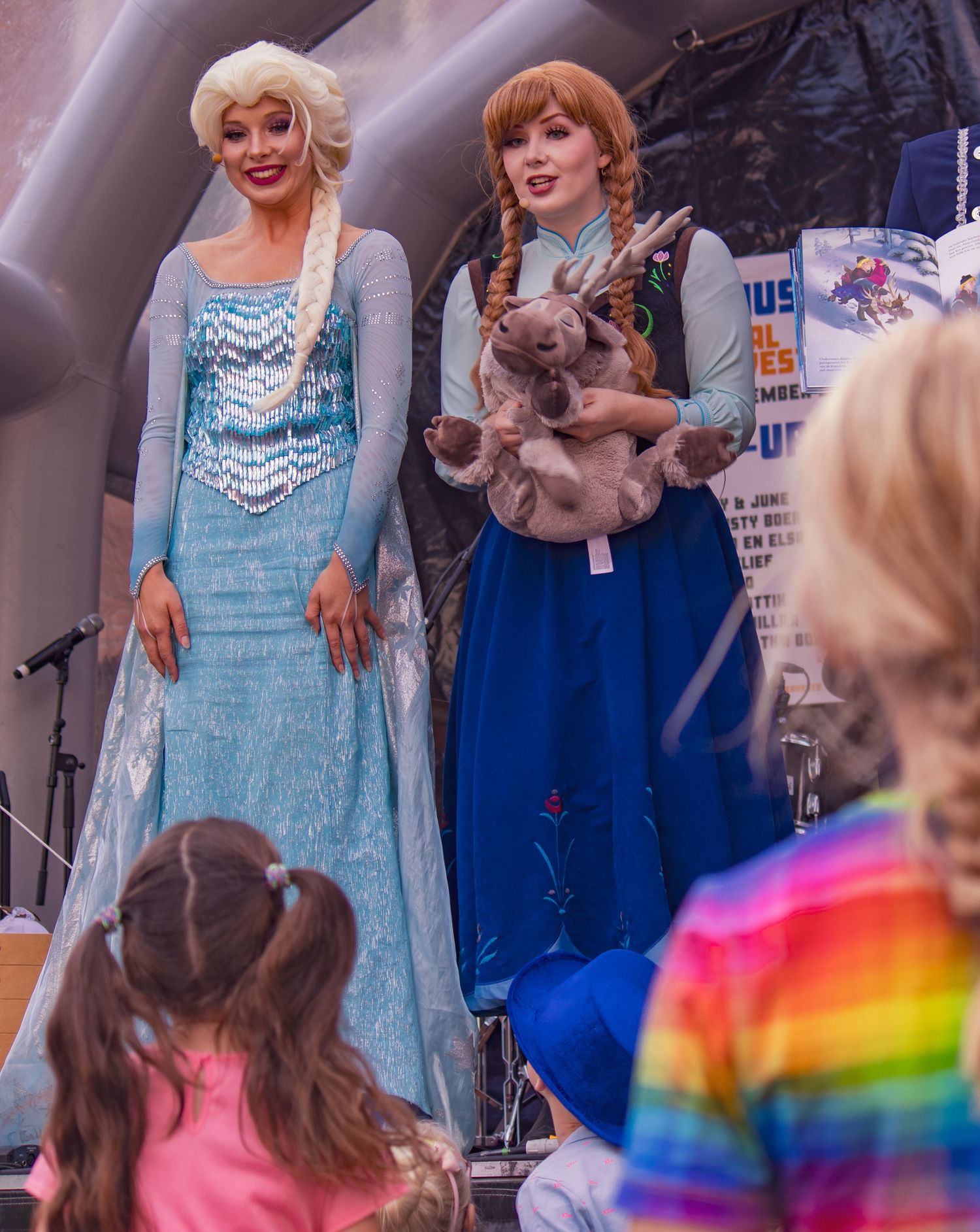 Else en Anna met een knuffel van rendier Sven op een event voor kinderen