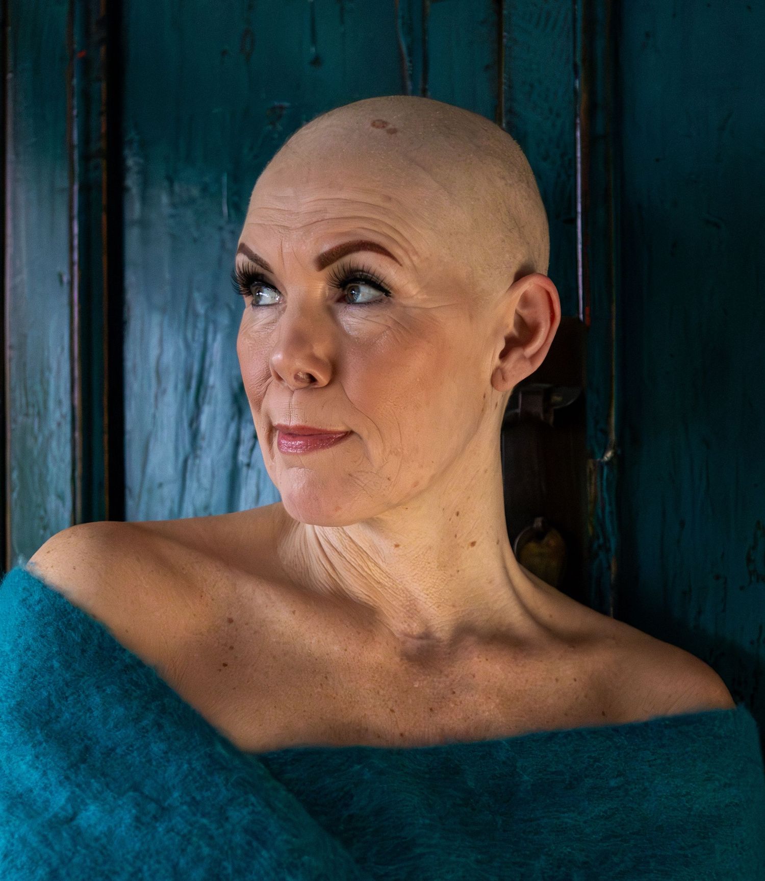 Powerful and vulnerable portrait of a woman who shows her power during the illness of cancer