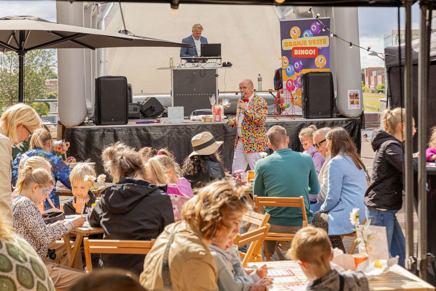 People hoping there are winning the bingo during a summer event