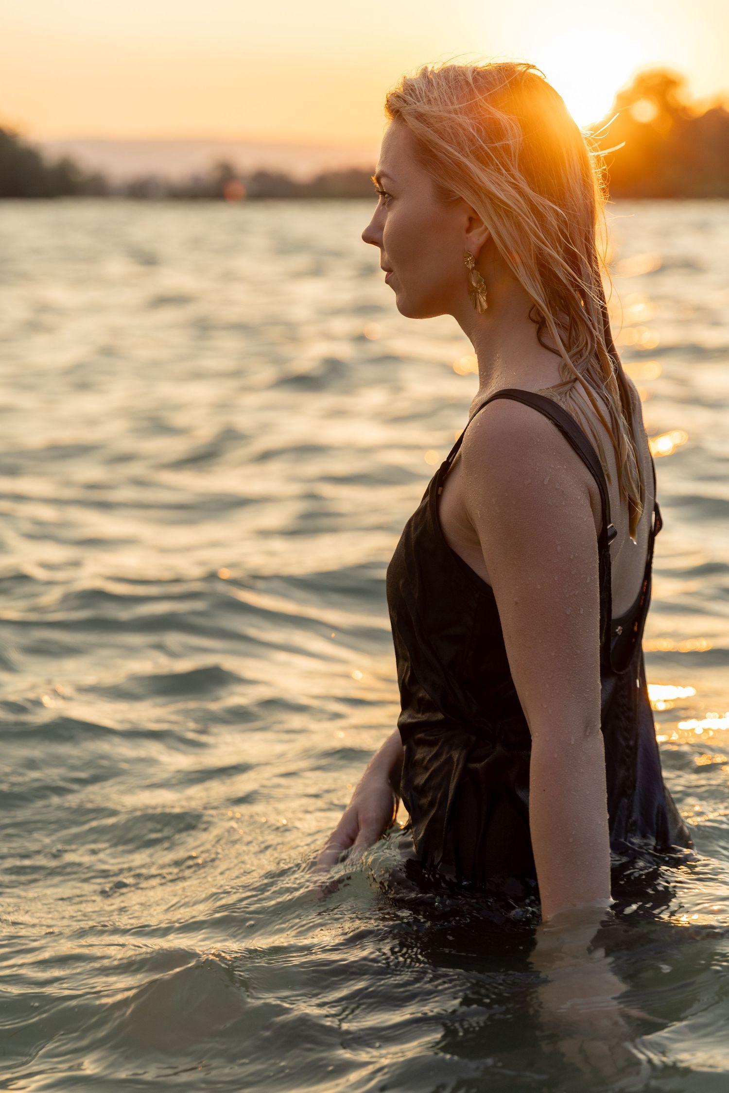 Lifestyle walk in the lake during golden hour in Zug