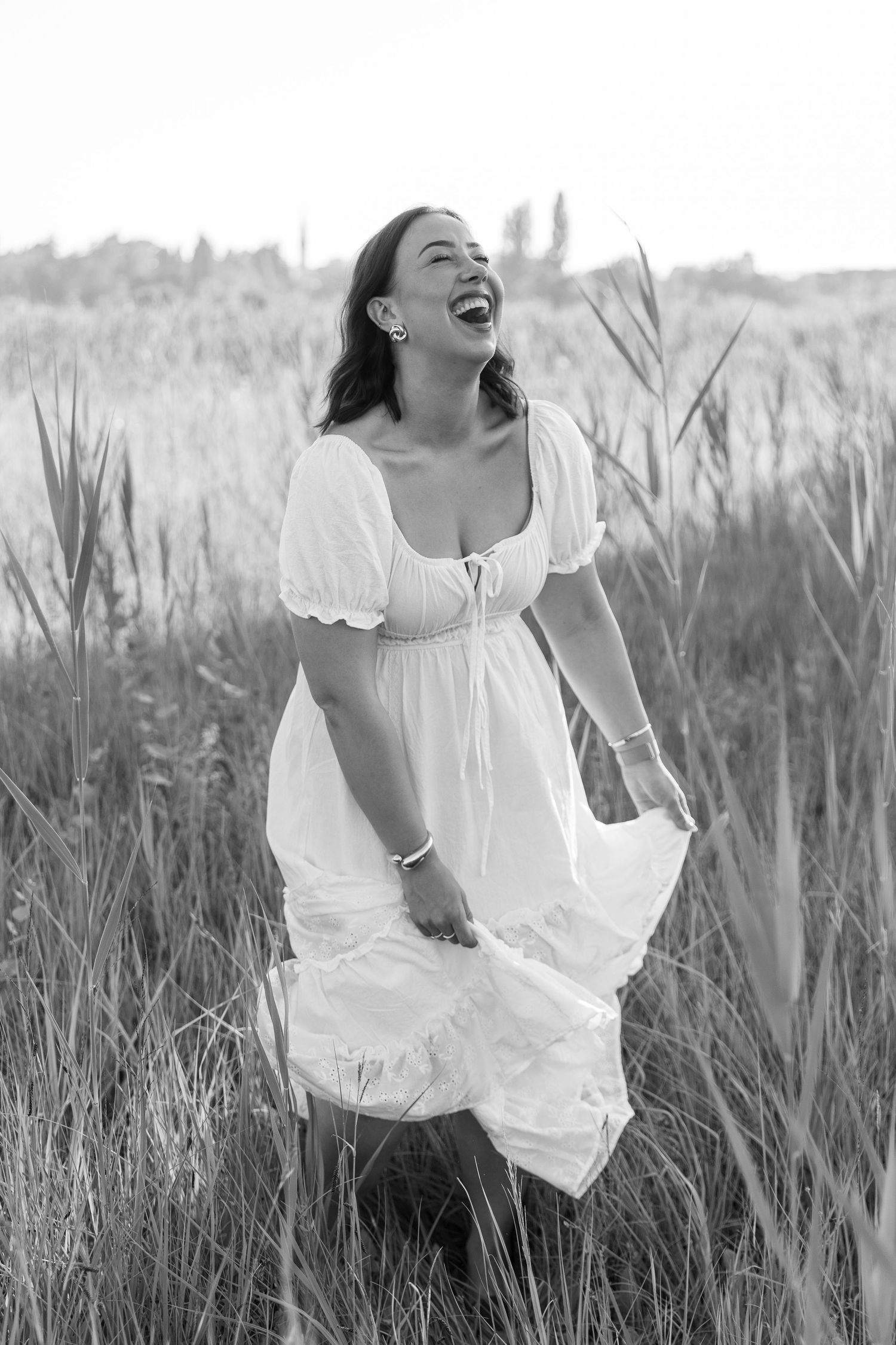 Woman having fun en enjoying the summer life during a lifestyle golden hour session