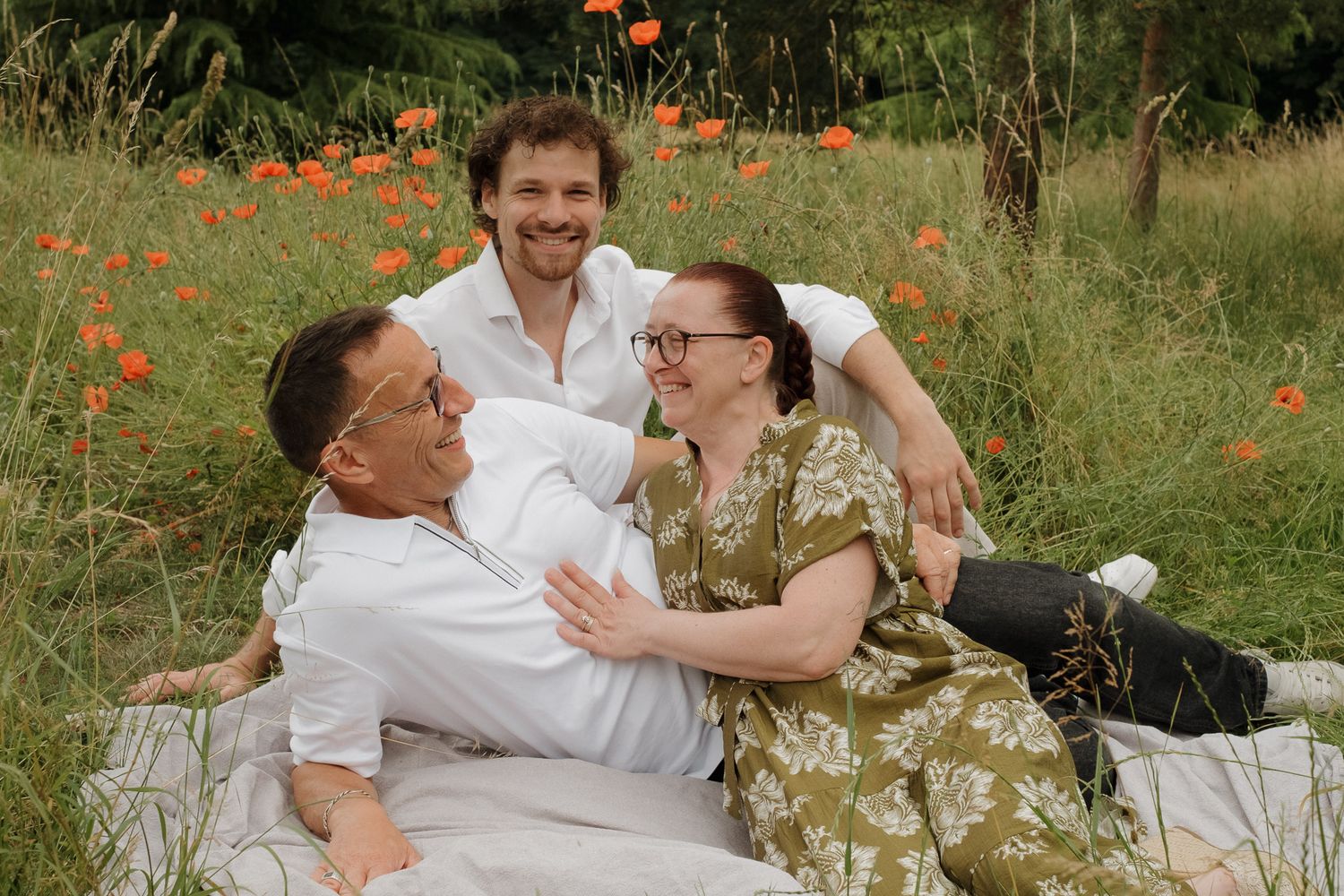 Séance photo famille naturelle en Essonne, complicité et rires en extérieur - La photosensible