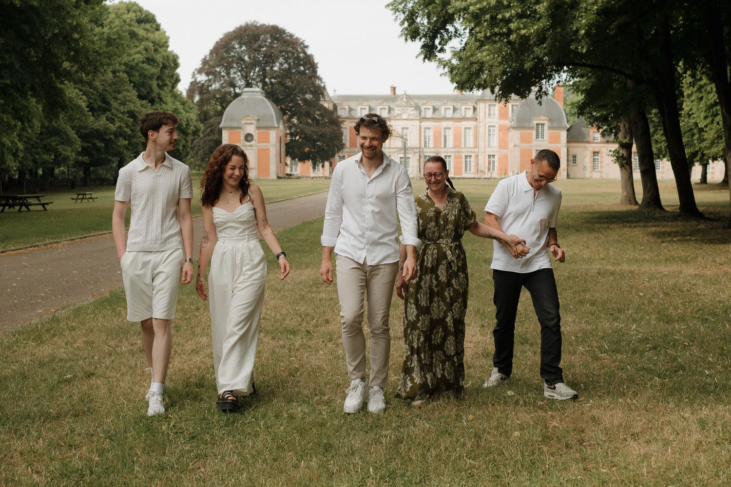 Séance photo famille naturelle en Essonne, complicité et rires en extérieur - La photosensible