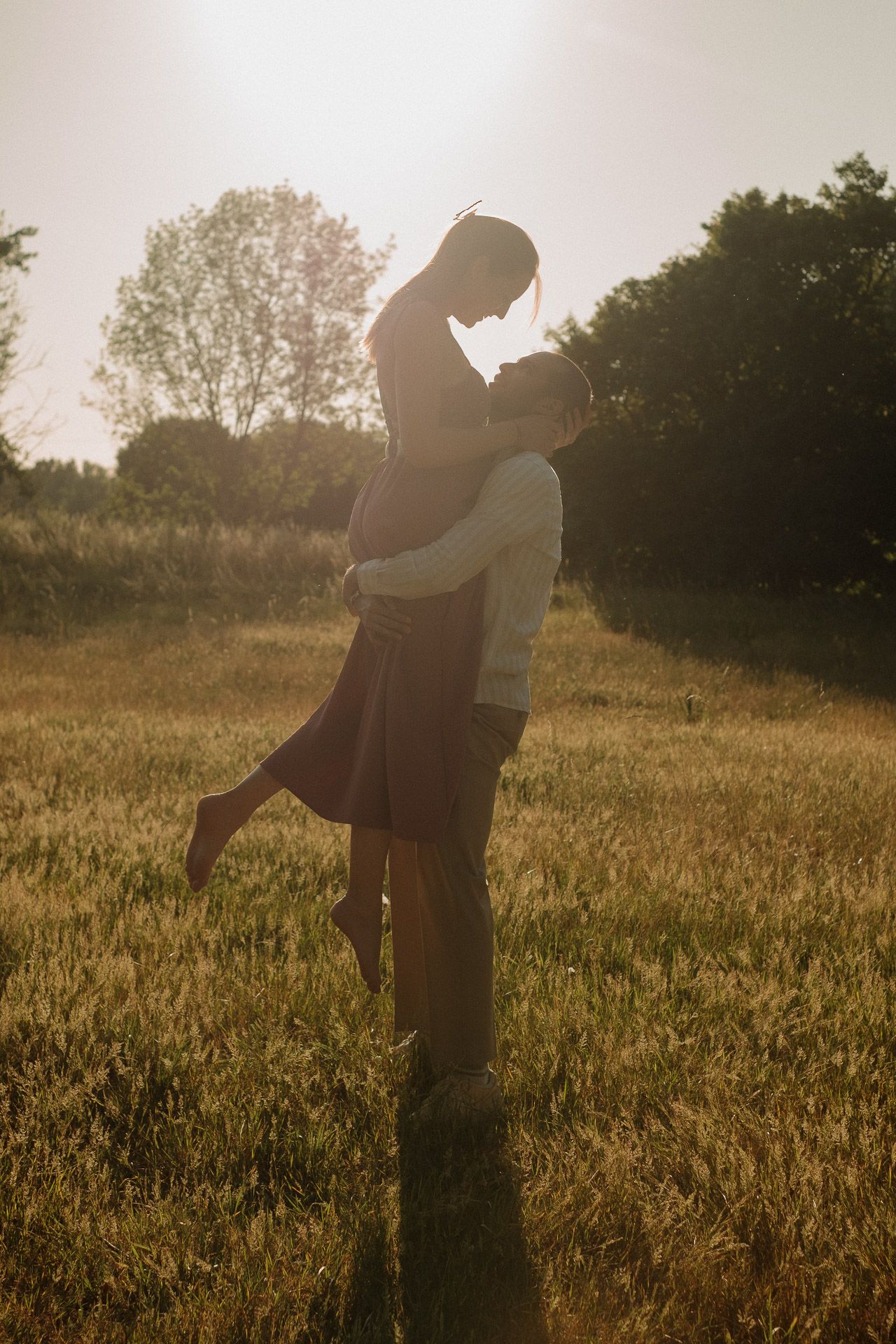 Séance photo couple naturelle en Essonne, complicité et rires en extérieur - La photosensible