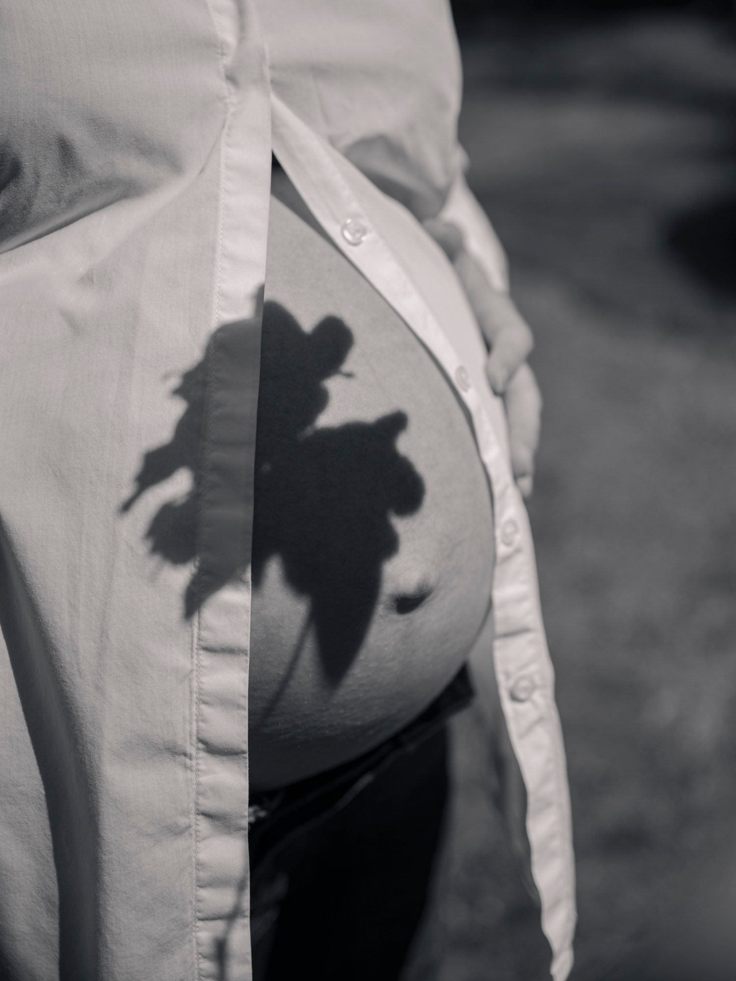 sort/hvid foto after en gravid mave med en skygge fra et blad til en gravid fotografering nær Holstebro