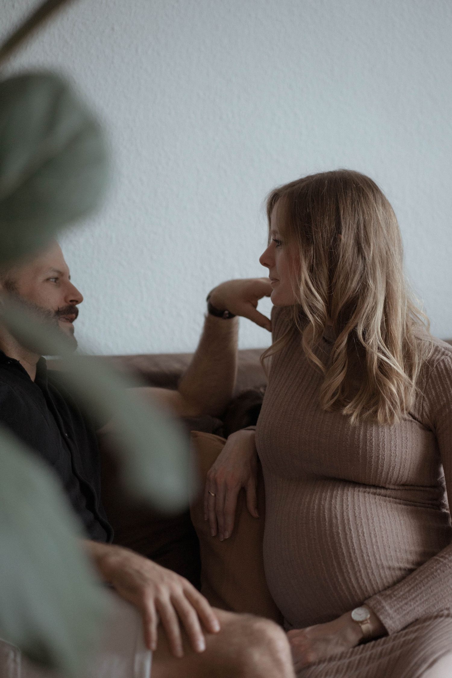 Natürliche Babybauchfotos voller Liebe – professionelle Schwangerschaftsfotografie mit Herz von Nico Bruno Studio in der Lüneburger Heide.