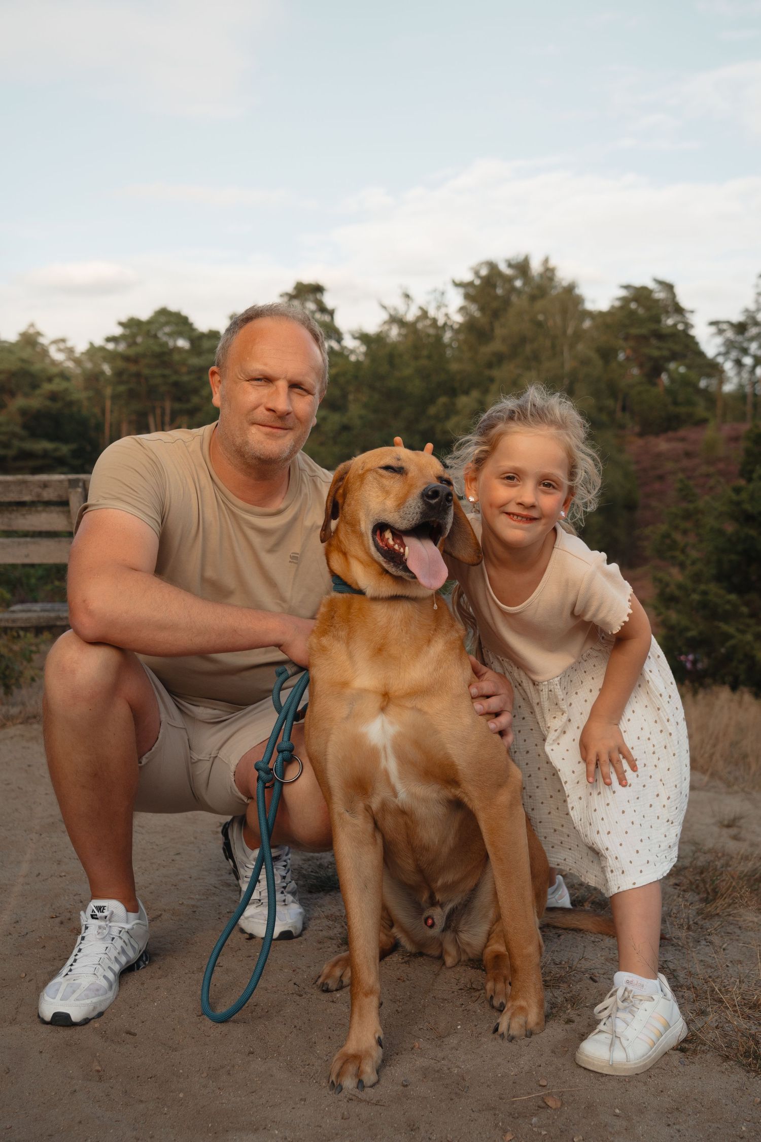 Familiefoto mit Hund, golden Moment