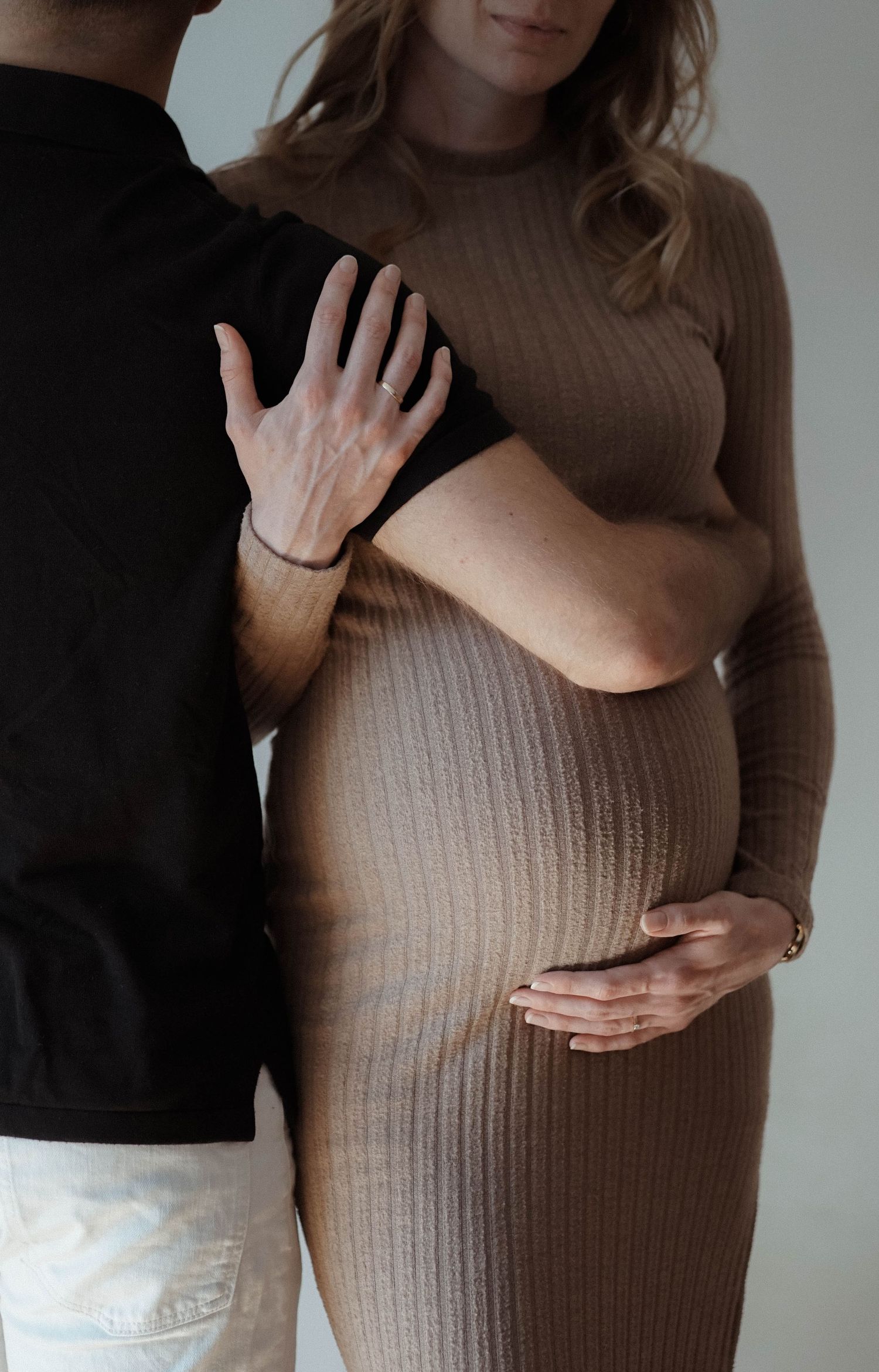 Natürliche Babybauchfotos voller Liebe – professionelle Schwangerschaftsfotografie mit Herz von Nico Bruno Studio in der Lüneburger Heide.