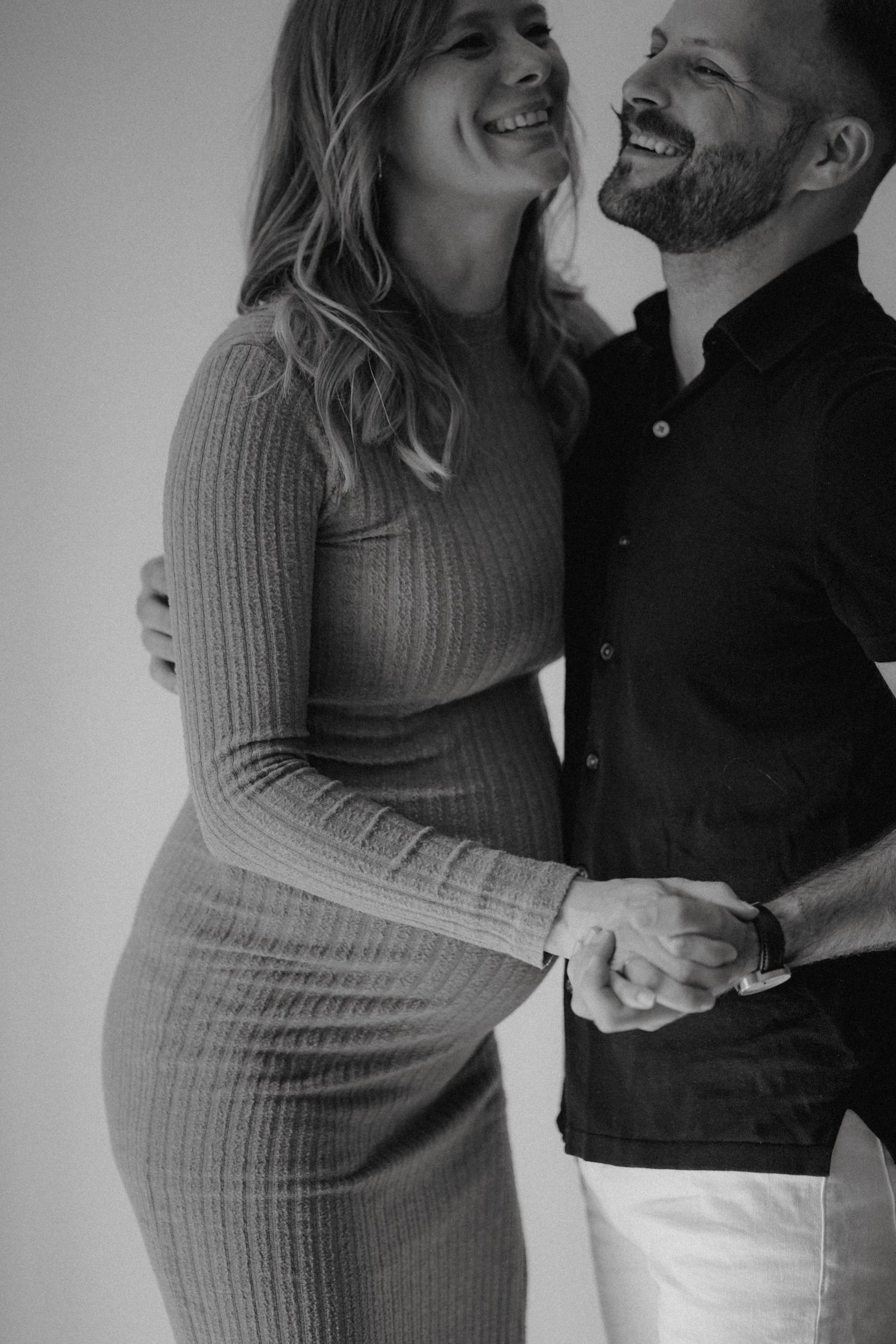 Natürliche Babybauchfotos voller Liebe – professionelle Schwangerschaftsfotografie mit Herz von Nico Bruno Studio in der Lüneburger Heide.