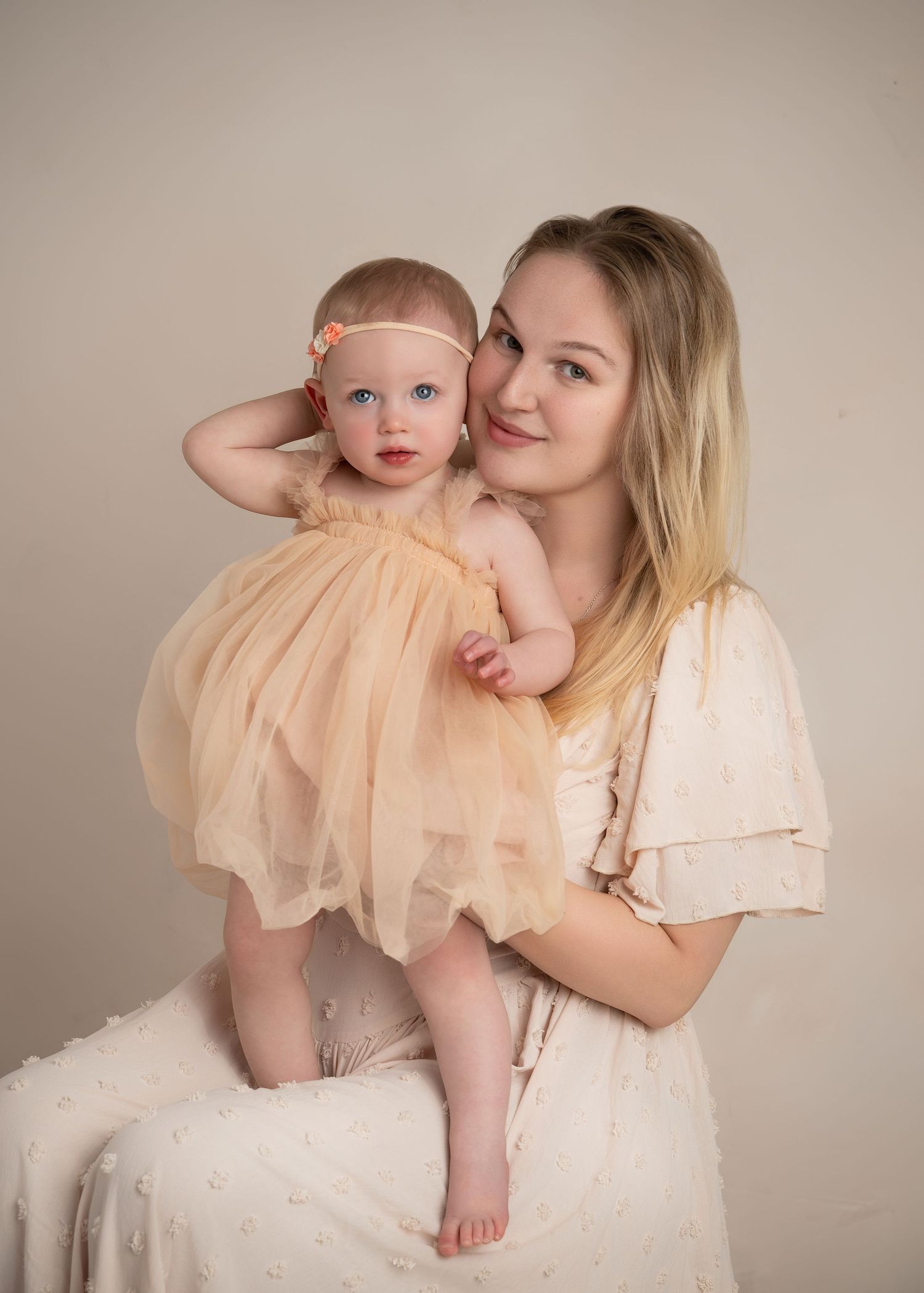 Natural mummy and baby photography