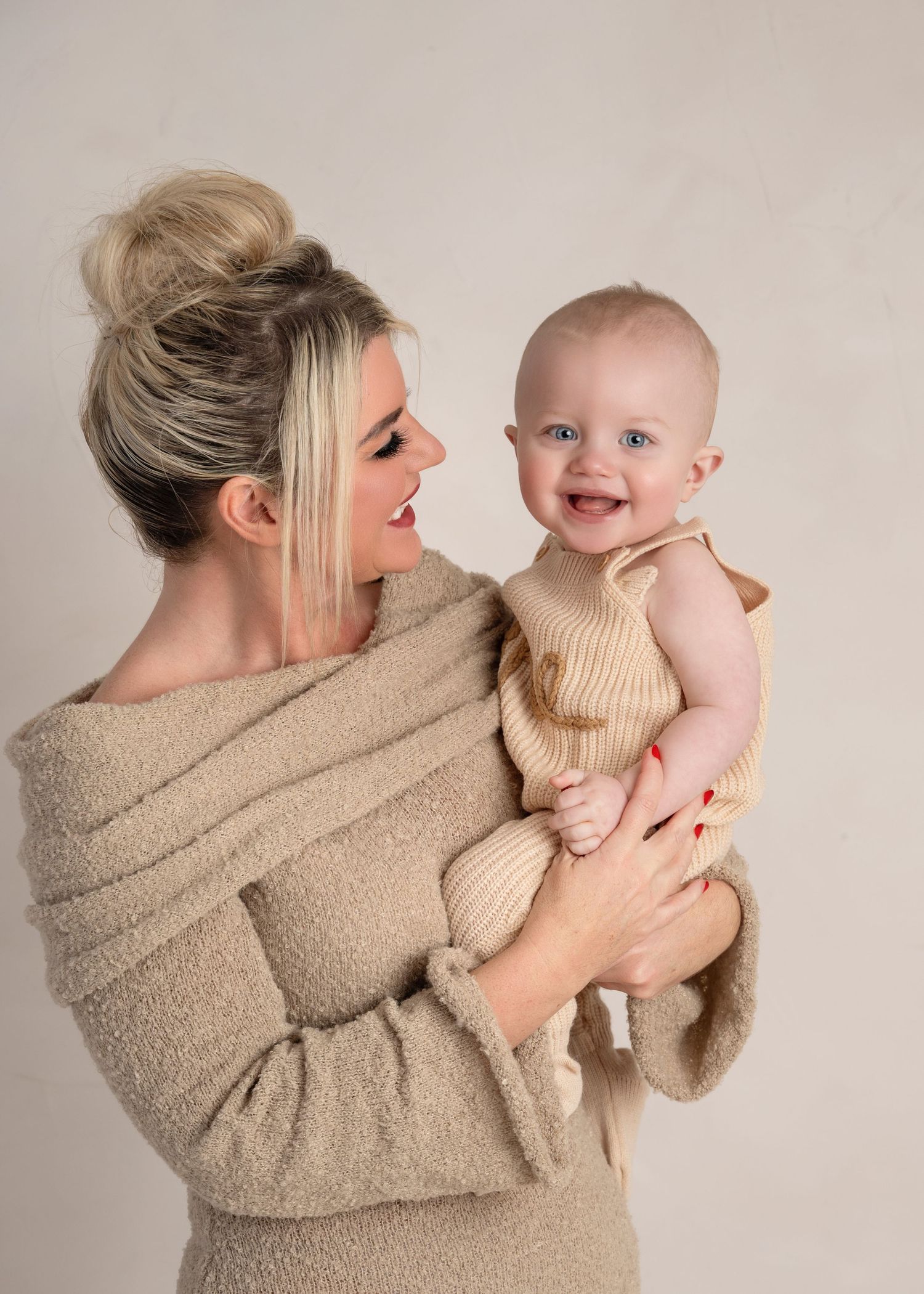 Natural mummy and baby photography