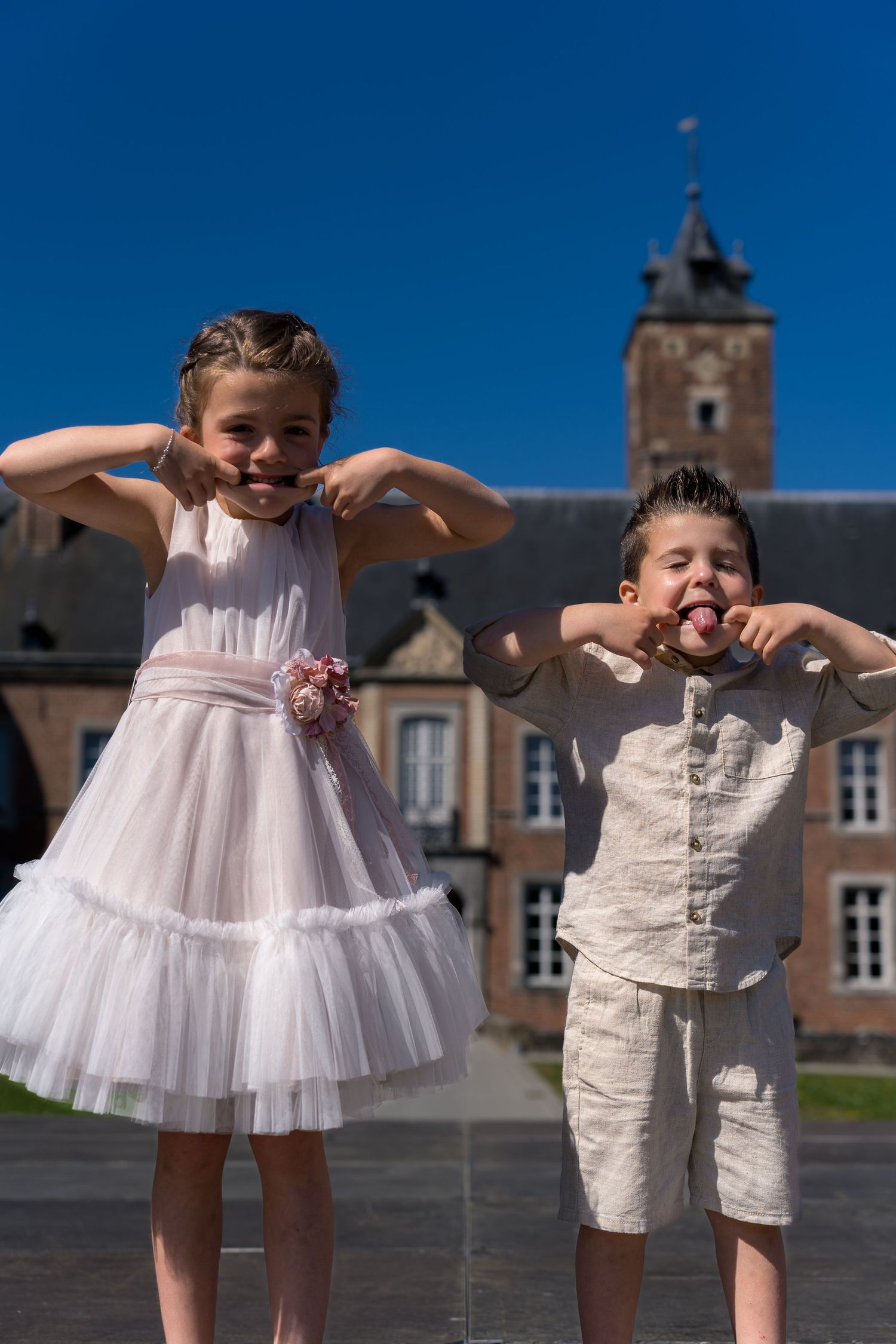 Communie Foto's van een jong meisje met haar broer.
