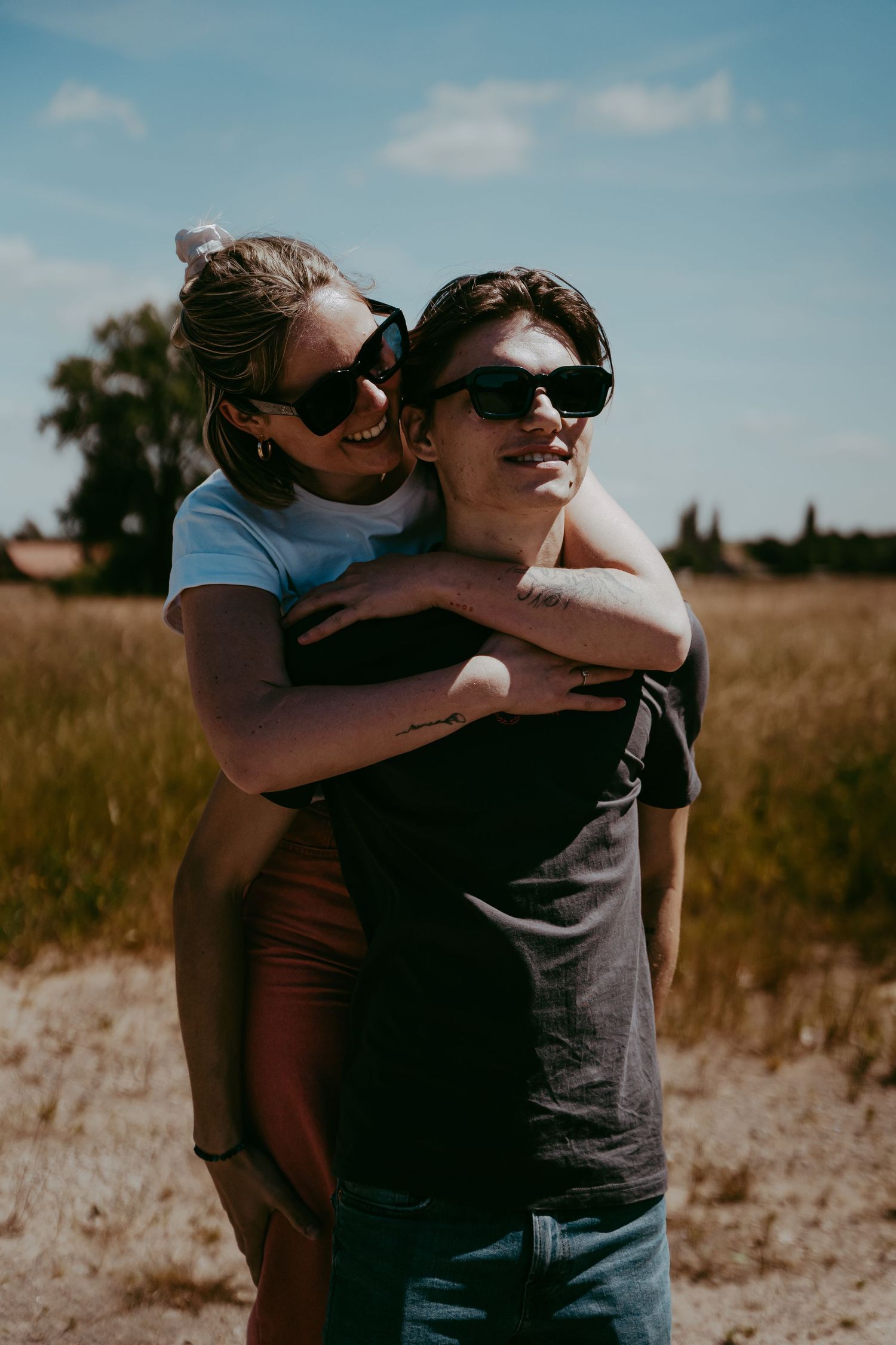 Een portret foto van een jong koppel, man en vrouw.