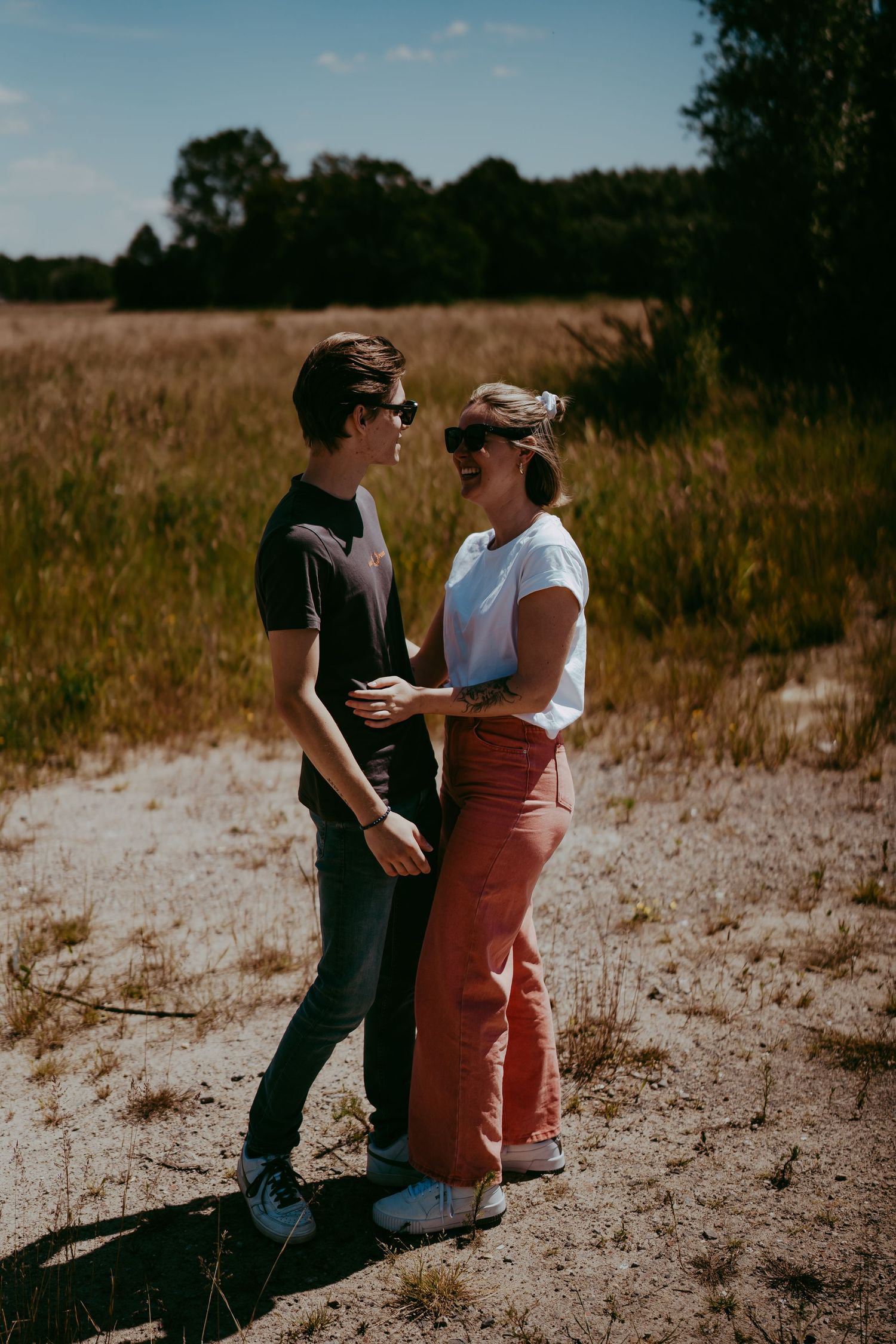 Een portret foto van een jong koppel, man en vrouw.