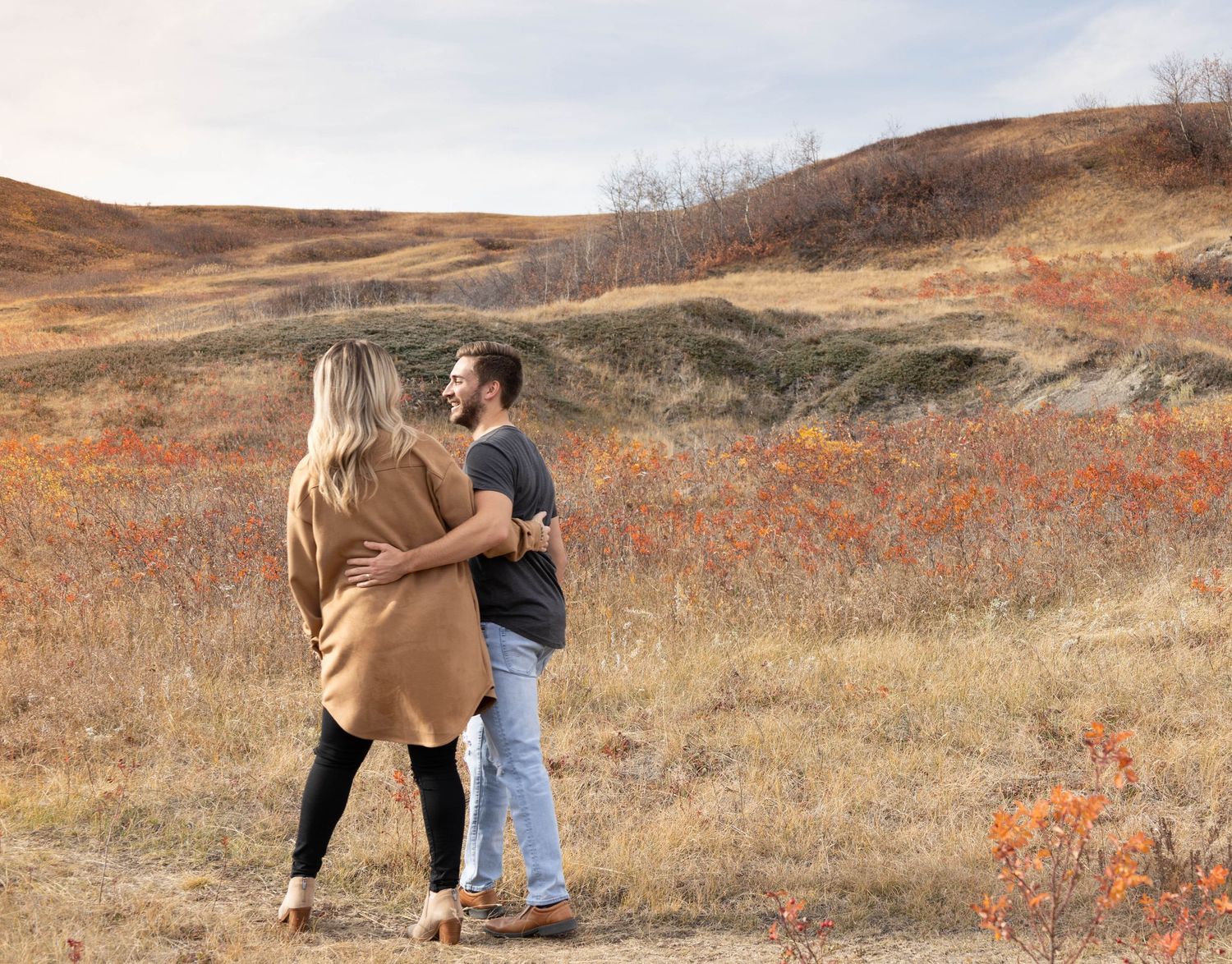 couple photoshoot in hills walking