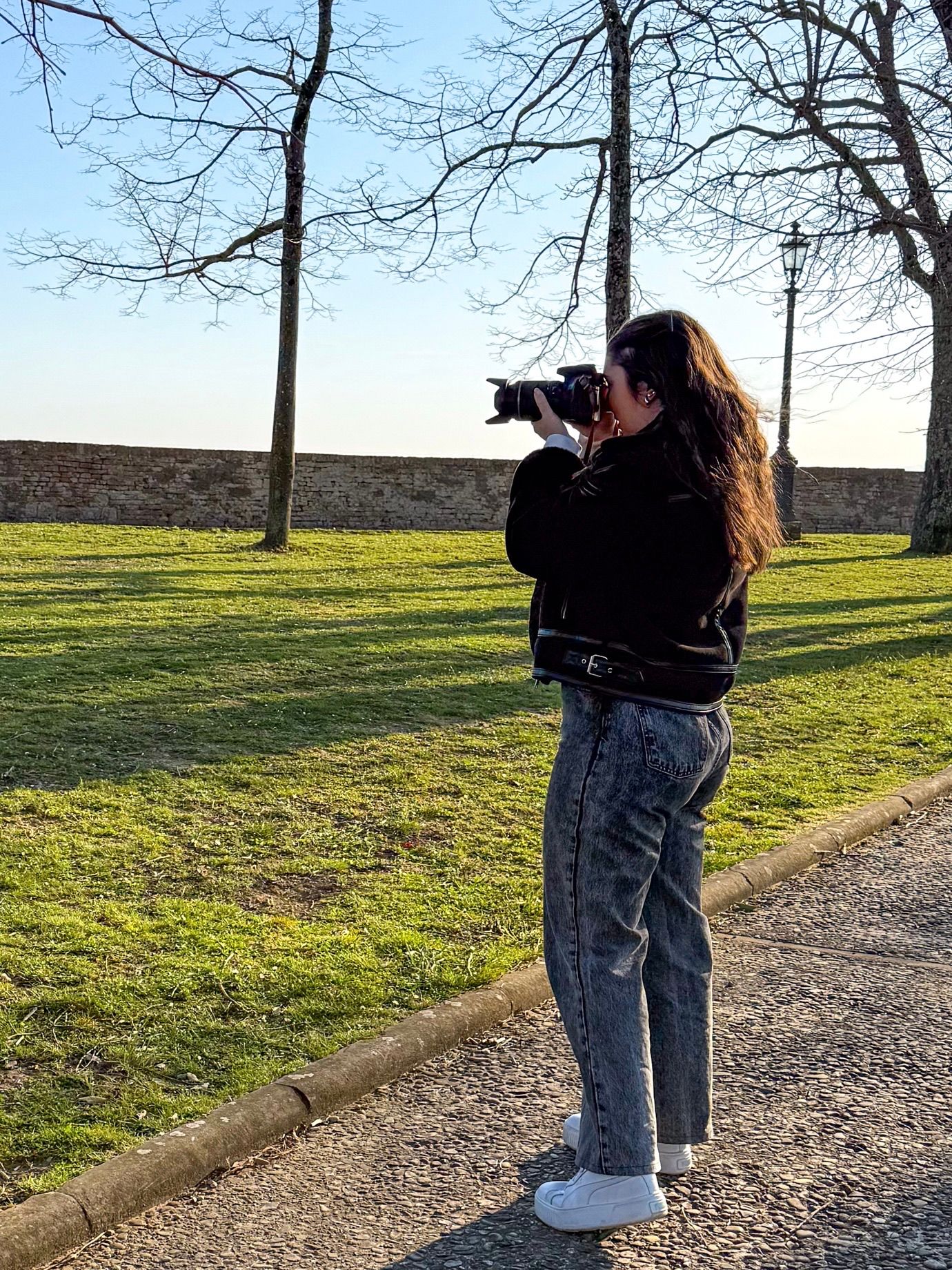 Ritratto di Costanza Rabissi, fotografa e autrice di Con gli occhi di Costanza