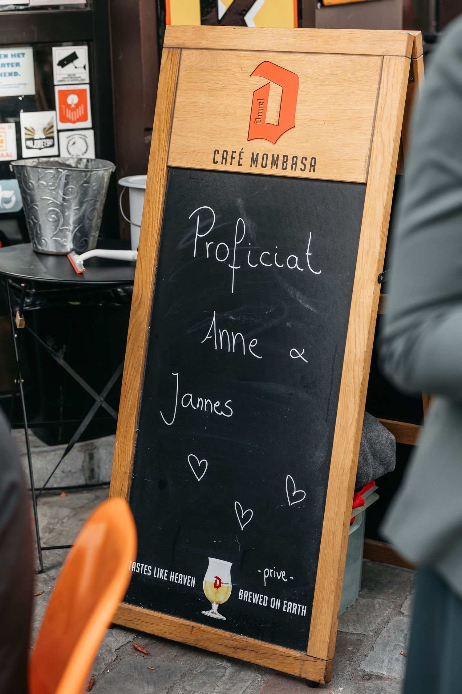 Café Mombasa chalkboard sign reading Proficiat Anne and Jannes with hearts for a wedding celebration.