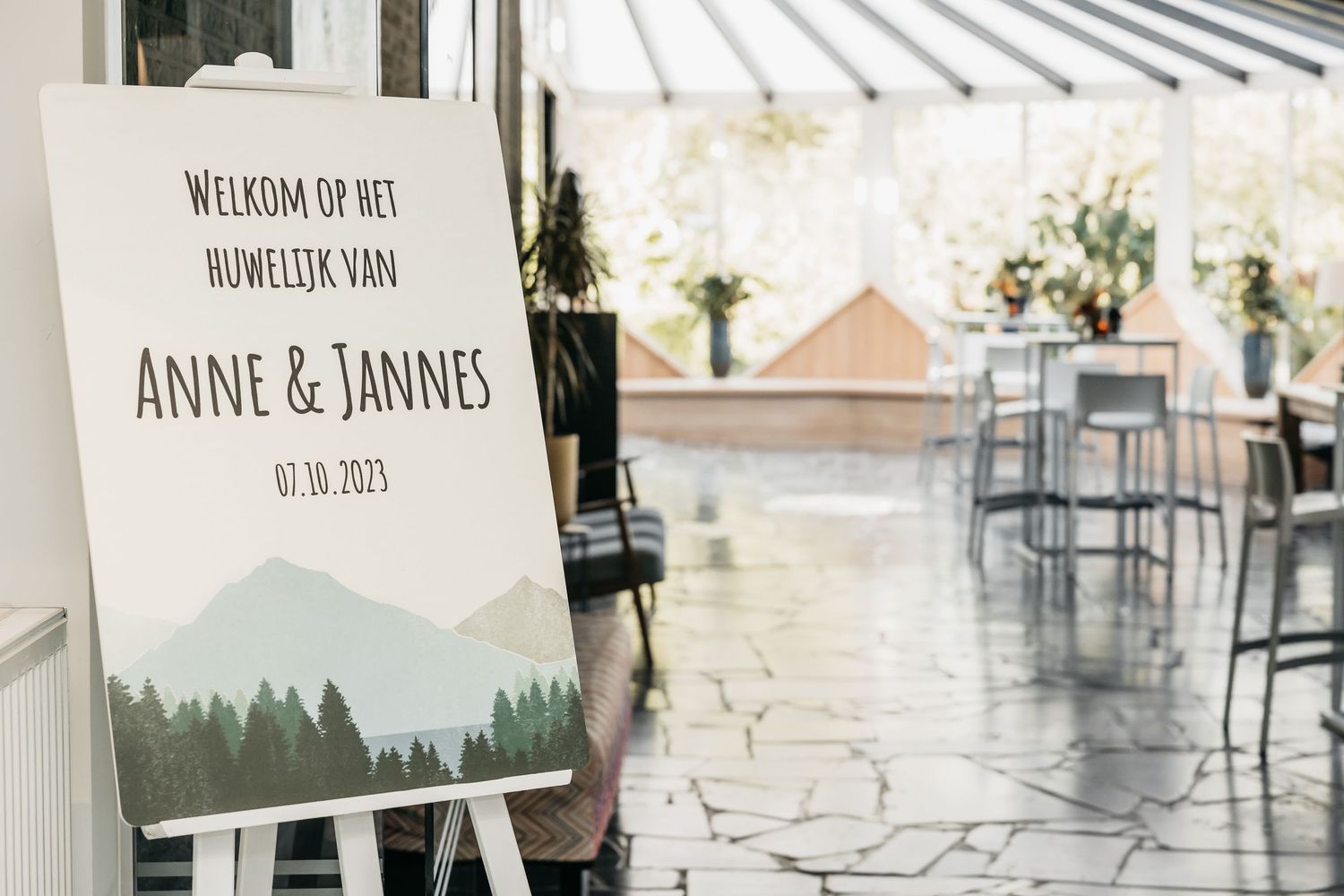 Wedding welcome sign for Anne and Jannes with mountain forest illustration.