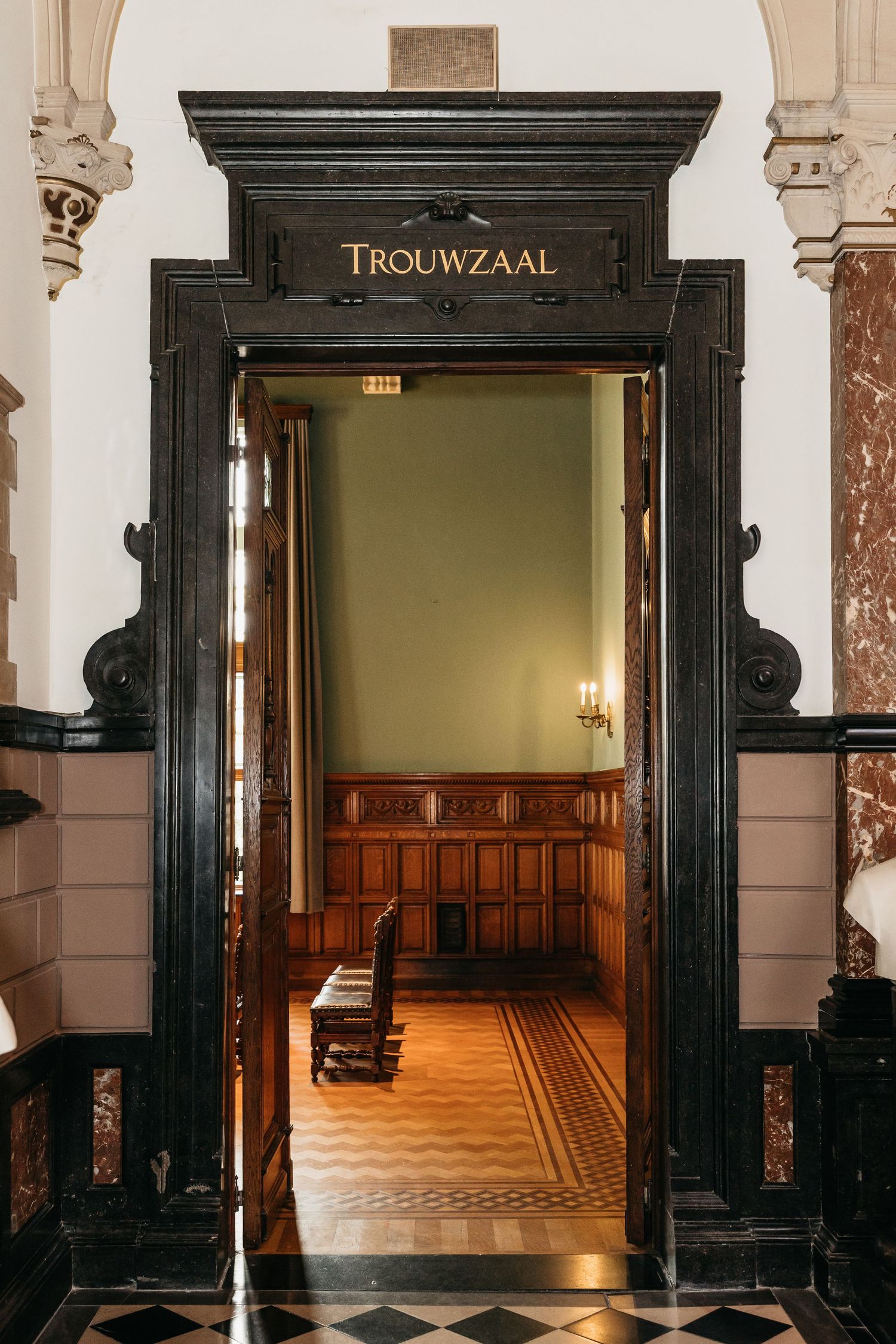 Elegant doorway with Trouwzaal sign leading to a wedding hall.