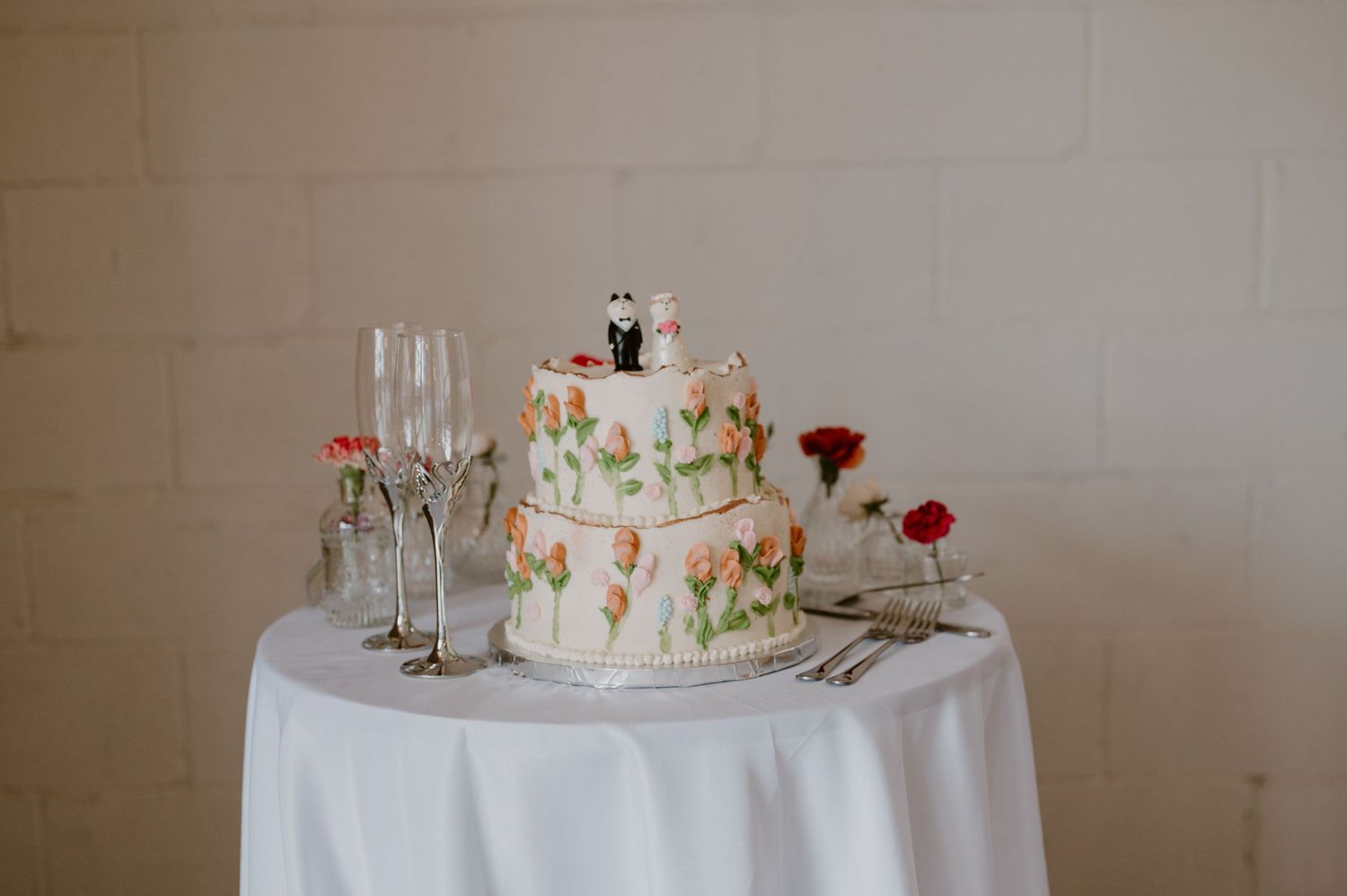 cake table with flutter glasses and flowers