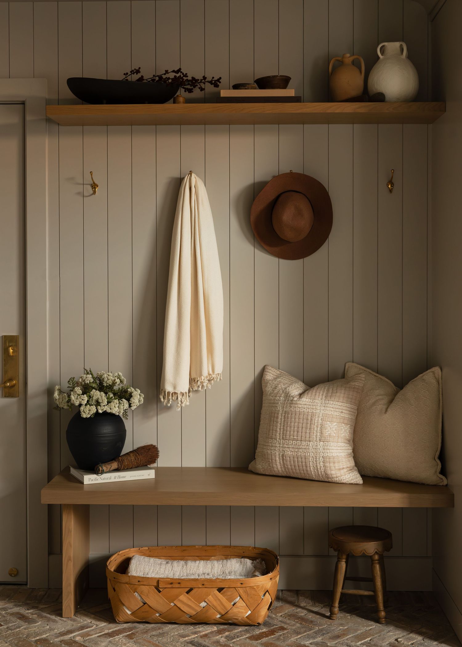 Cozy bench seating area with woven baskets and decorative pillows.