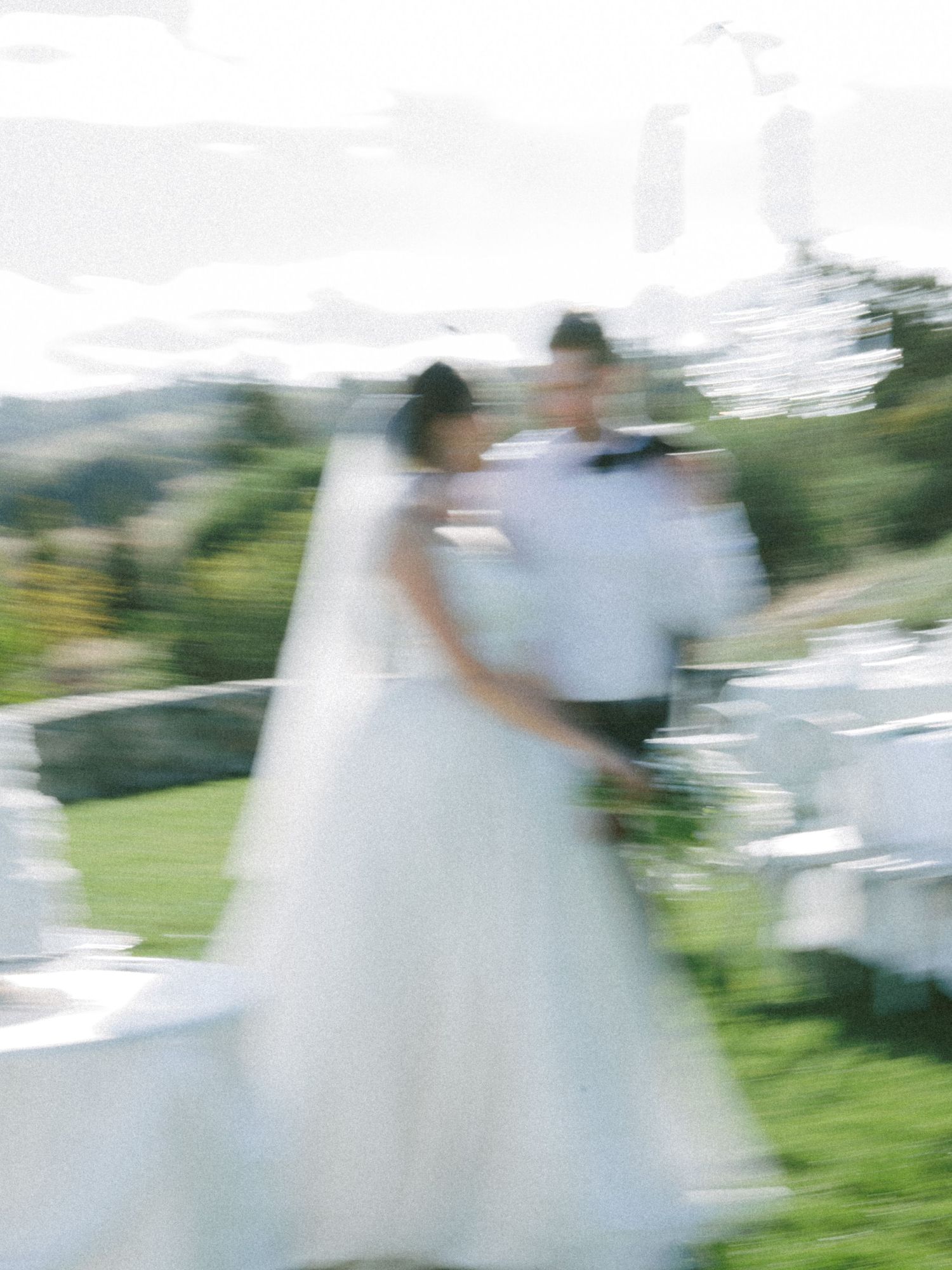 Blurred wedding couple outdoors in soft light in the San Francisco Bay Area; dreamy, film-inspired style; Mandarin, Cantonese, English.