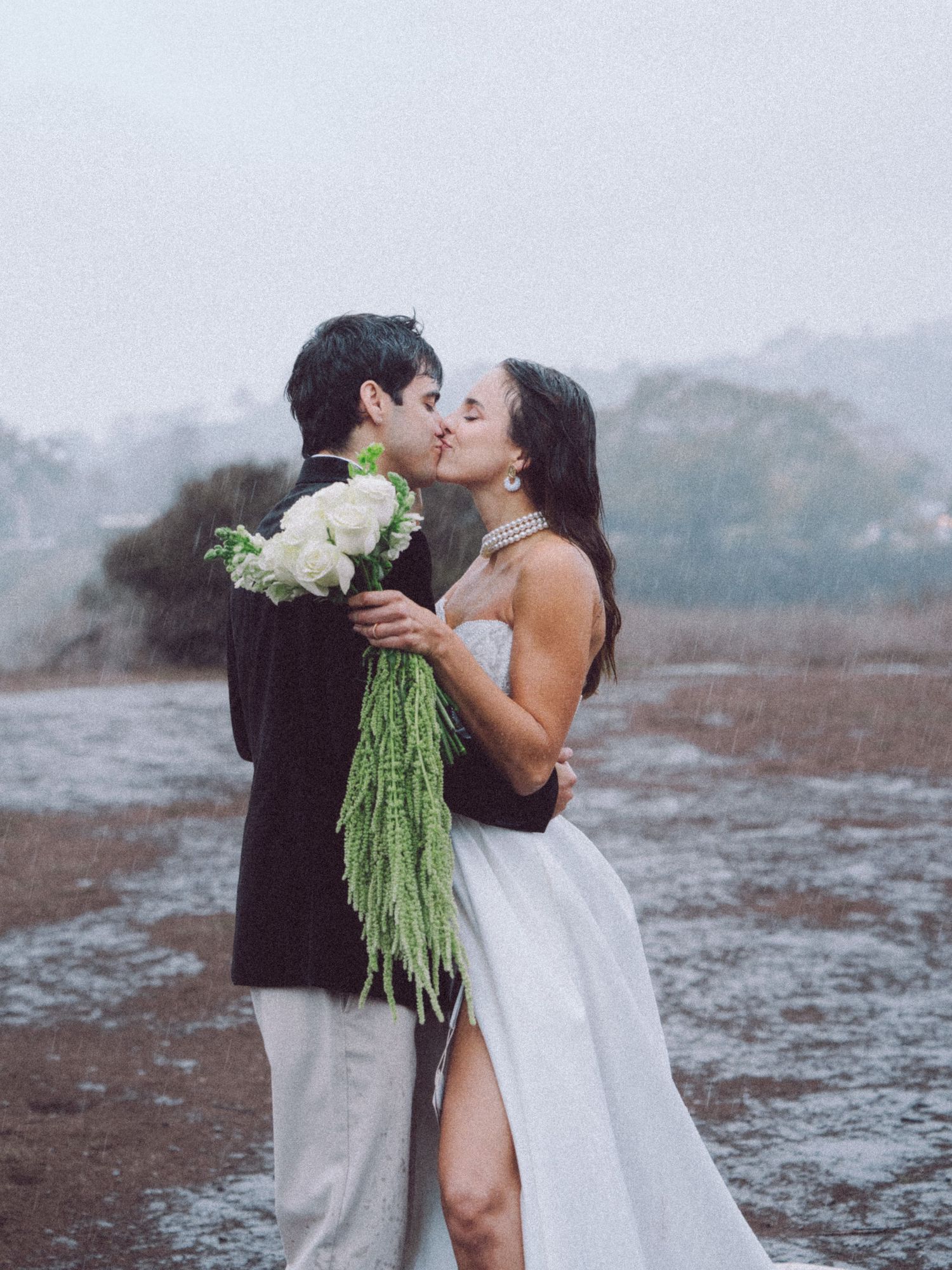British couple kissing outdoors in soft rain in a film-inspired style; San Francisco Bay Area; Mandarin, Cantonese, English.