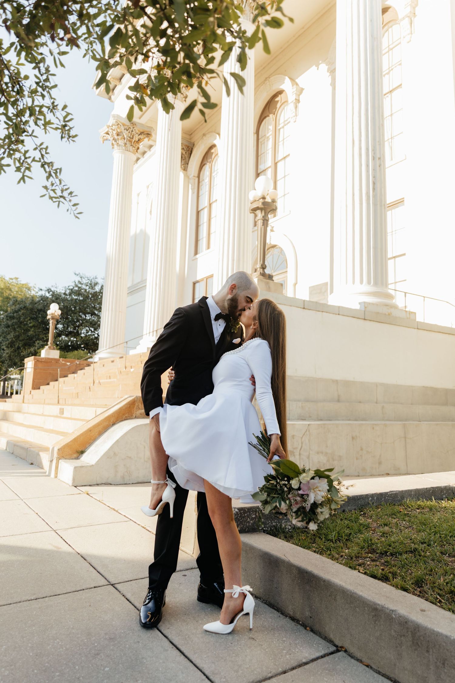 Romantic wedding photography portraits against the backdrop of a classical white building.
