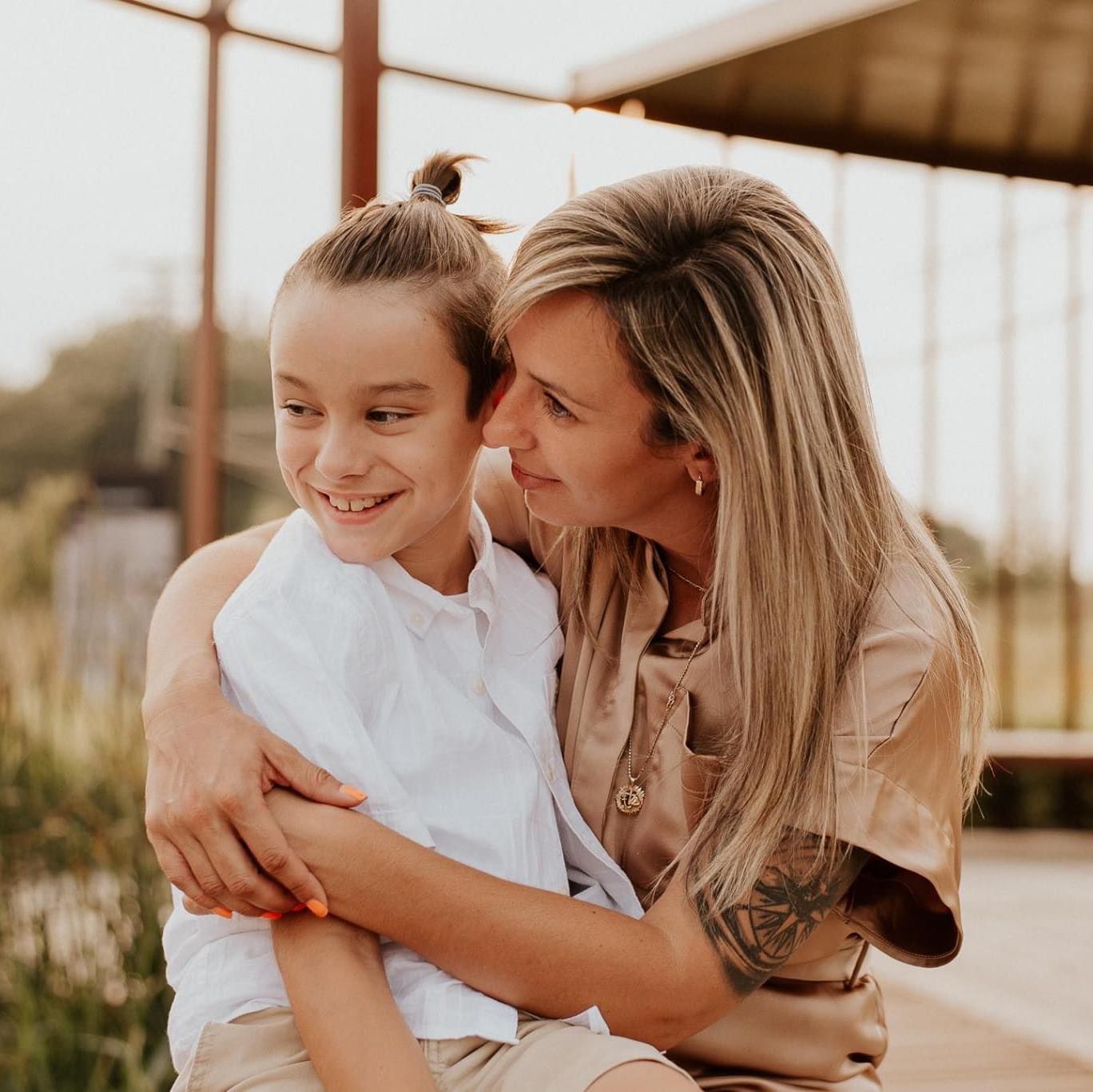 Photographe lifestyle partageant un moment tendre avec son fils en lumière naturelle