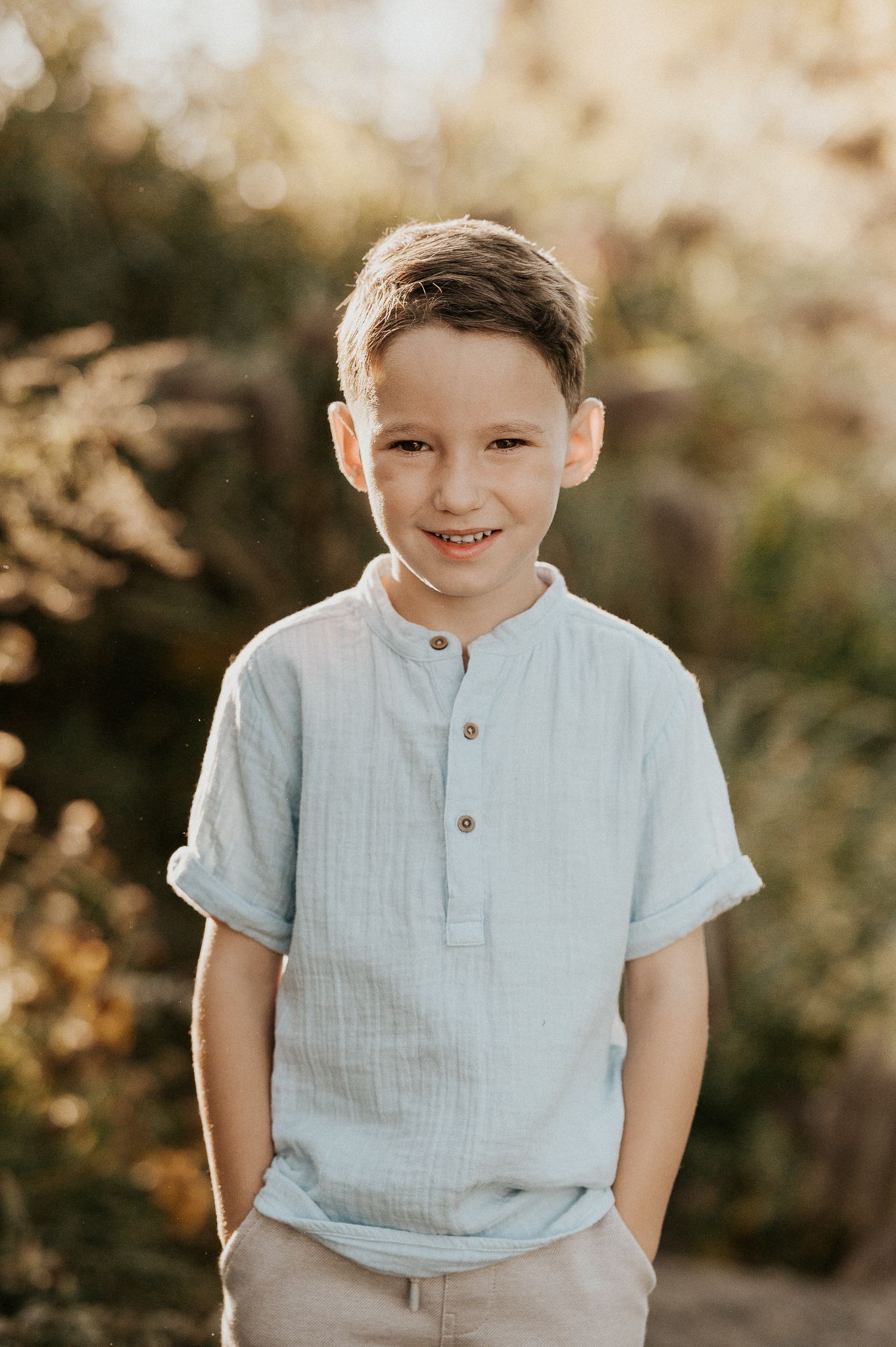Portrait lumineux d’un enfant en extérieur, style lifestyle naturel