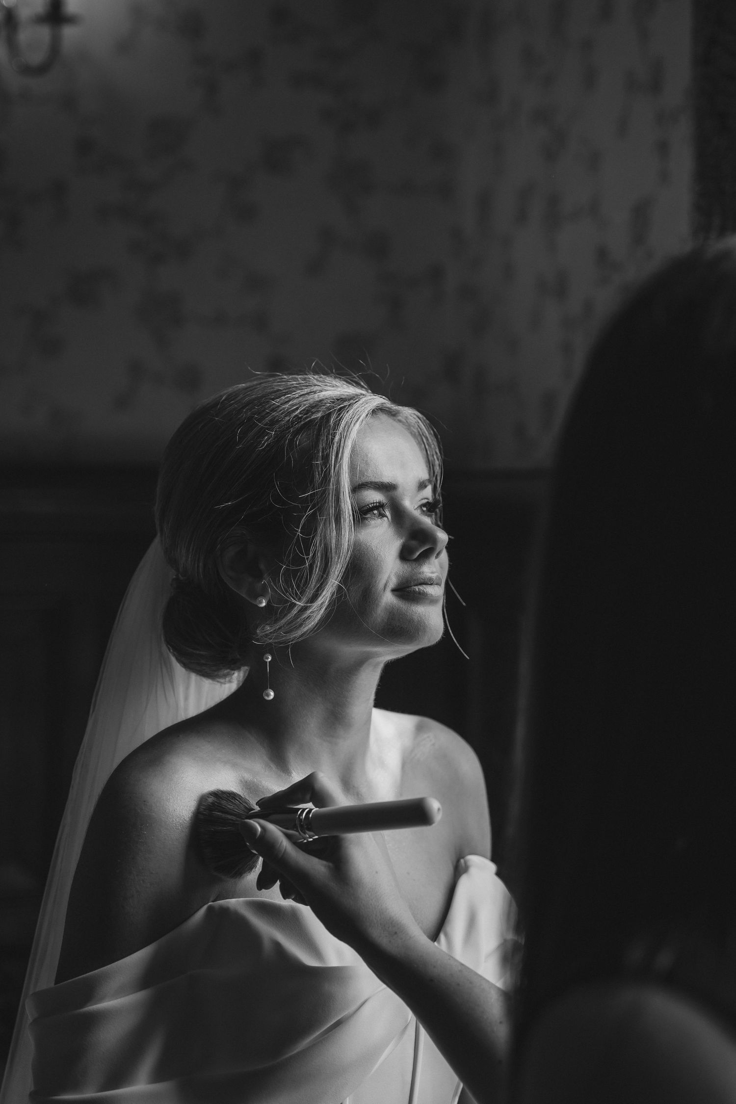 Getting ready bride, bruidsfotografie, trouwfotografie