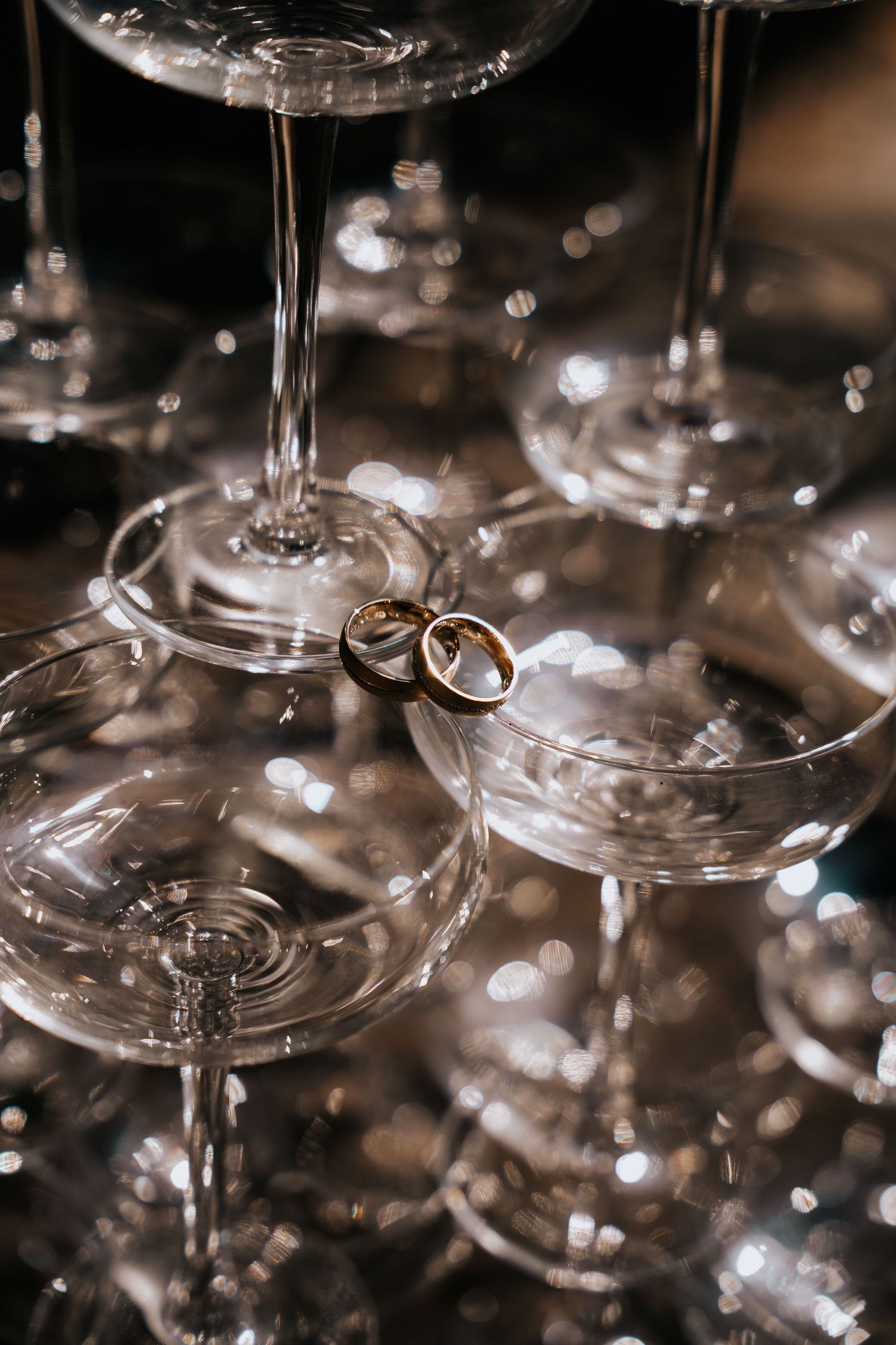Trouwfotografie, ringen op champagneglazen