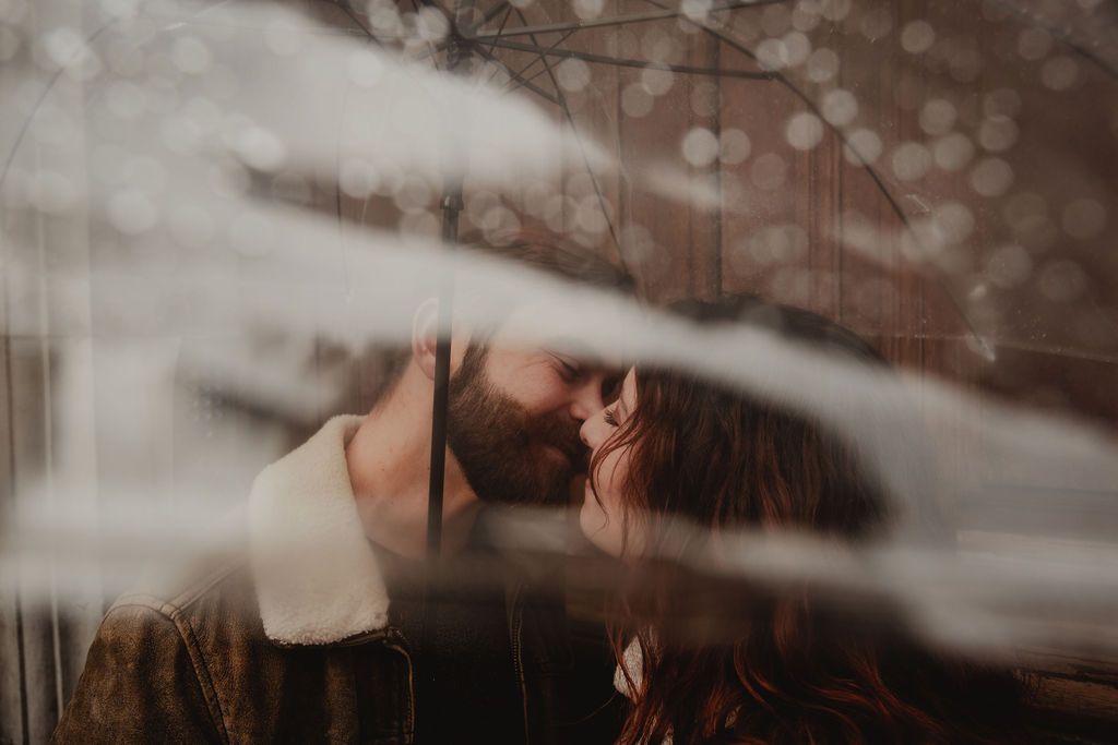 shooting couple reportage famille amour photographe biarritz pays basque ville citadin photo pluie baiser bisous film