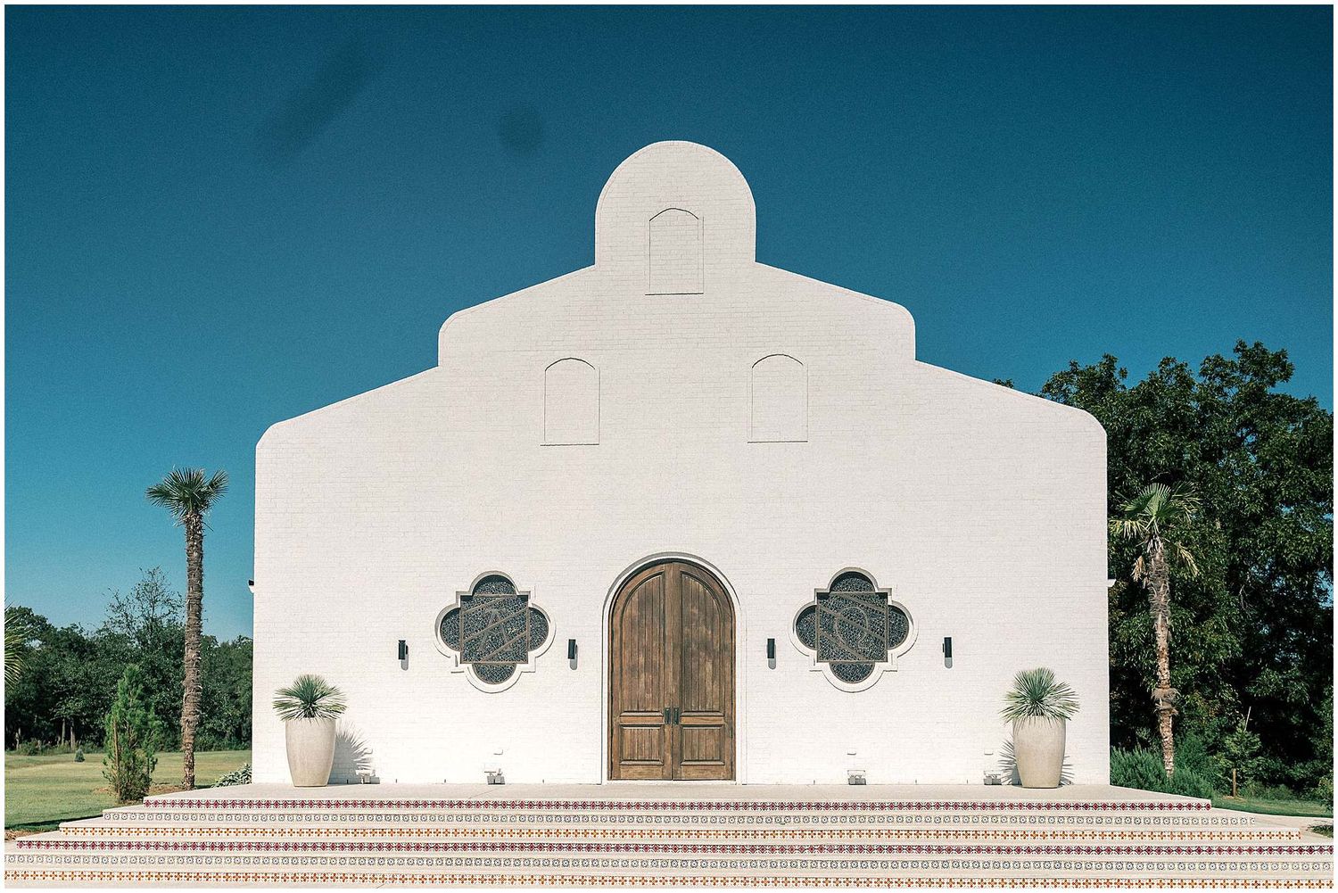 Panoramic views of a white church facade with wooden doors and decorative elements.