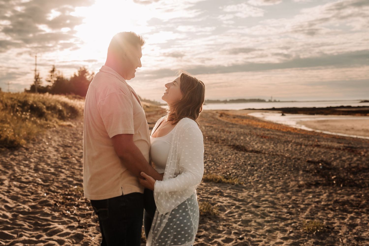 Famille, plage, coucher de soleil, couple
