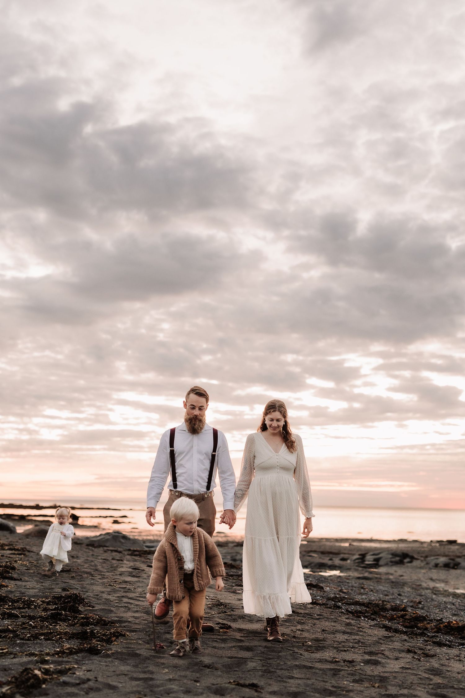 Famille, plage, coucher de soleil