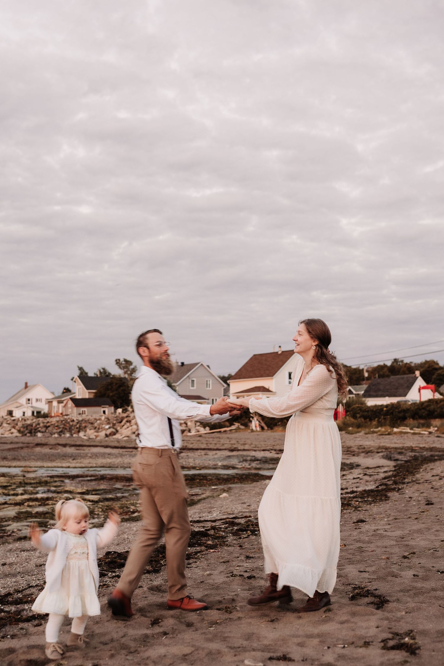 Famille, plage, coucher de soleil