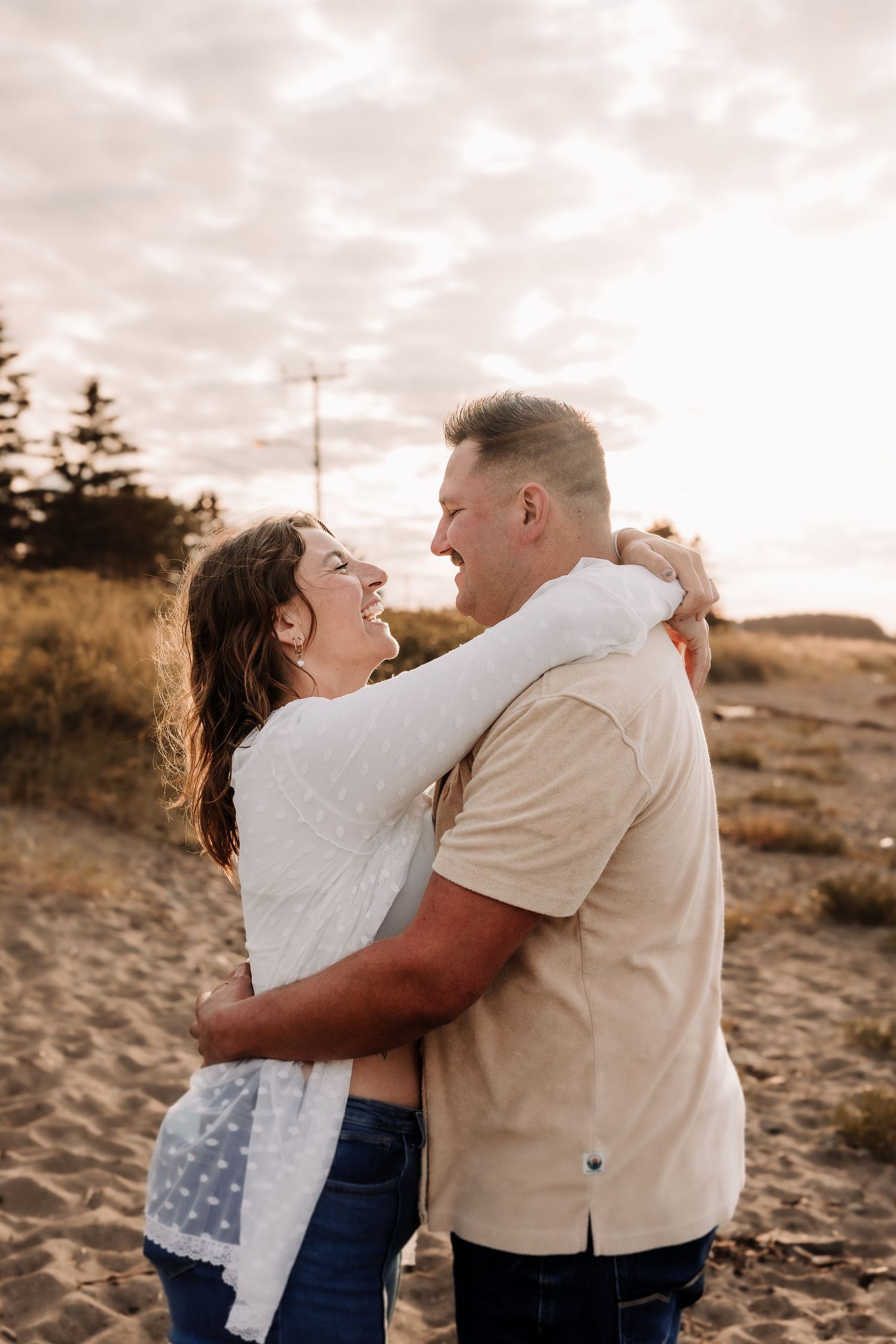 Famille, plage, coucher de soleil, couple