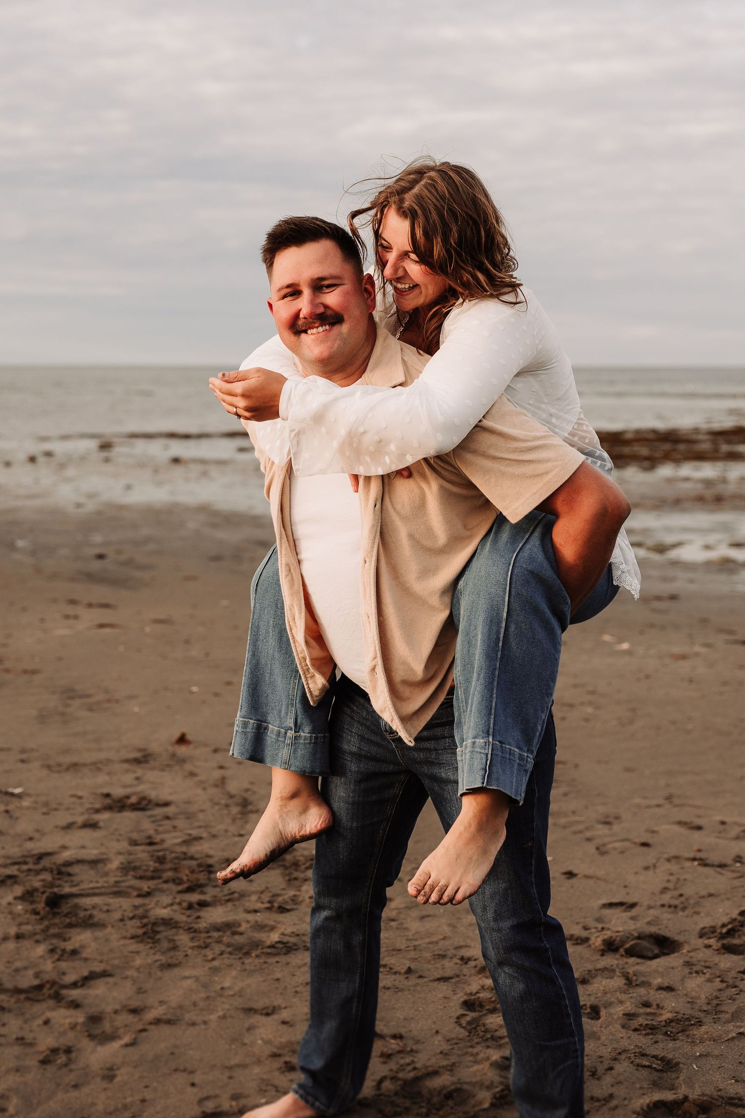 Famille, plage, coucher de soleil, couple