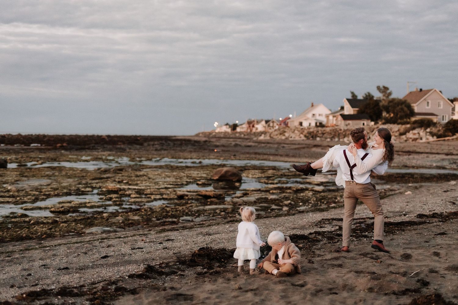 Famille, plage, coucher de soleil