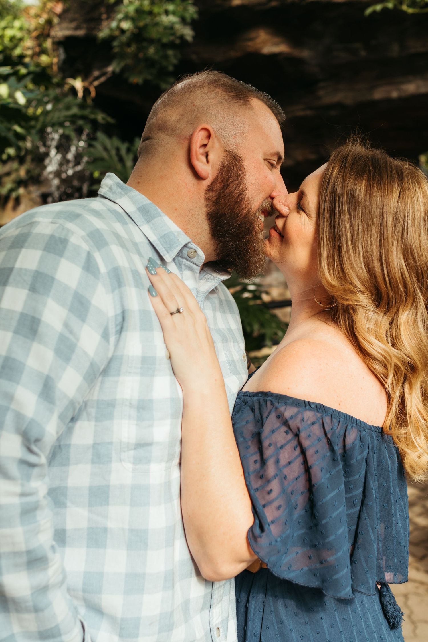 An engagement session at Foellinger-Freimann Botanical Conservatory in Fort Wayne, Indiana
