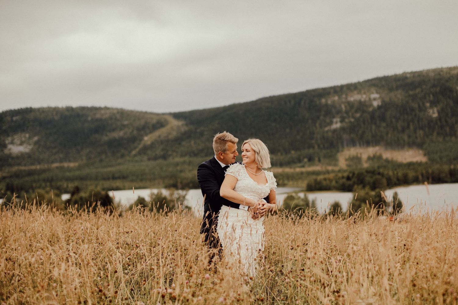 Bröllopsfotografering av brudpar på sommaren